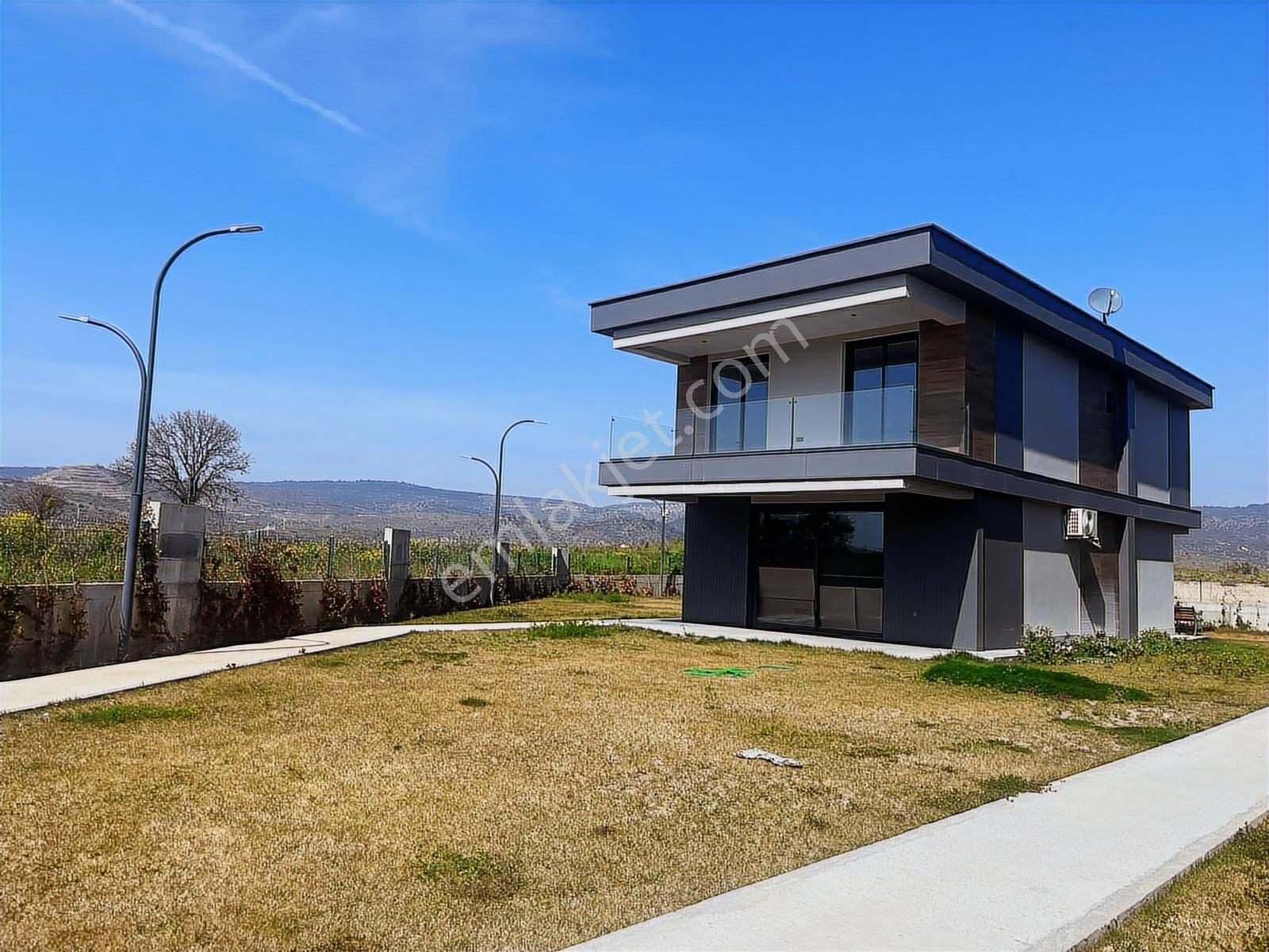 Manisa Yunusemre Mahallesinde Satılık Lüks Villa - Görsel 2