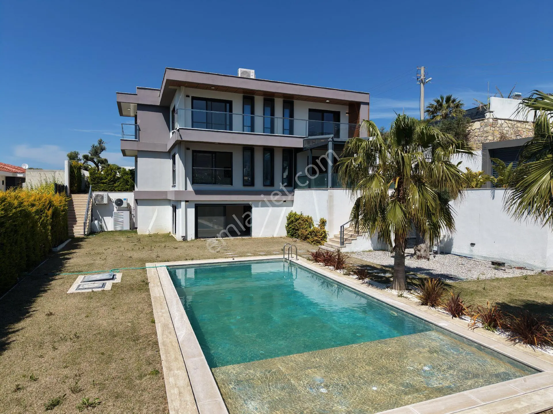 Çeşme Musalla Mah. Satılık Triplex Tam Müstakil 6+2 Villa
