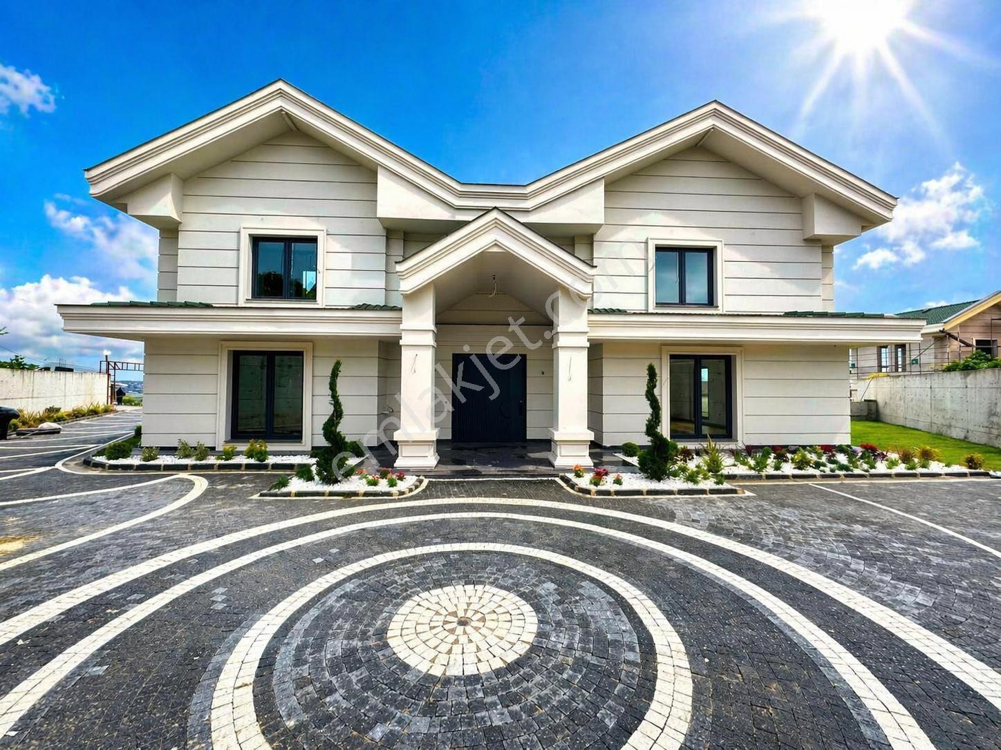 Göl İnci Konaklarında Satılık 6+1 Havuzlu Villa
