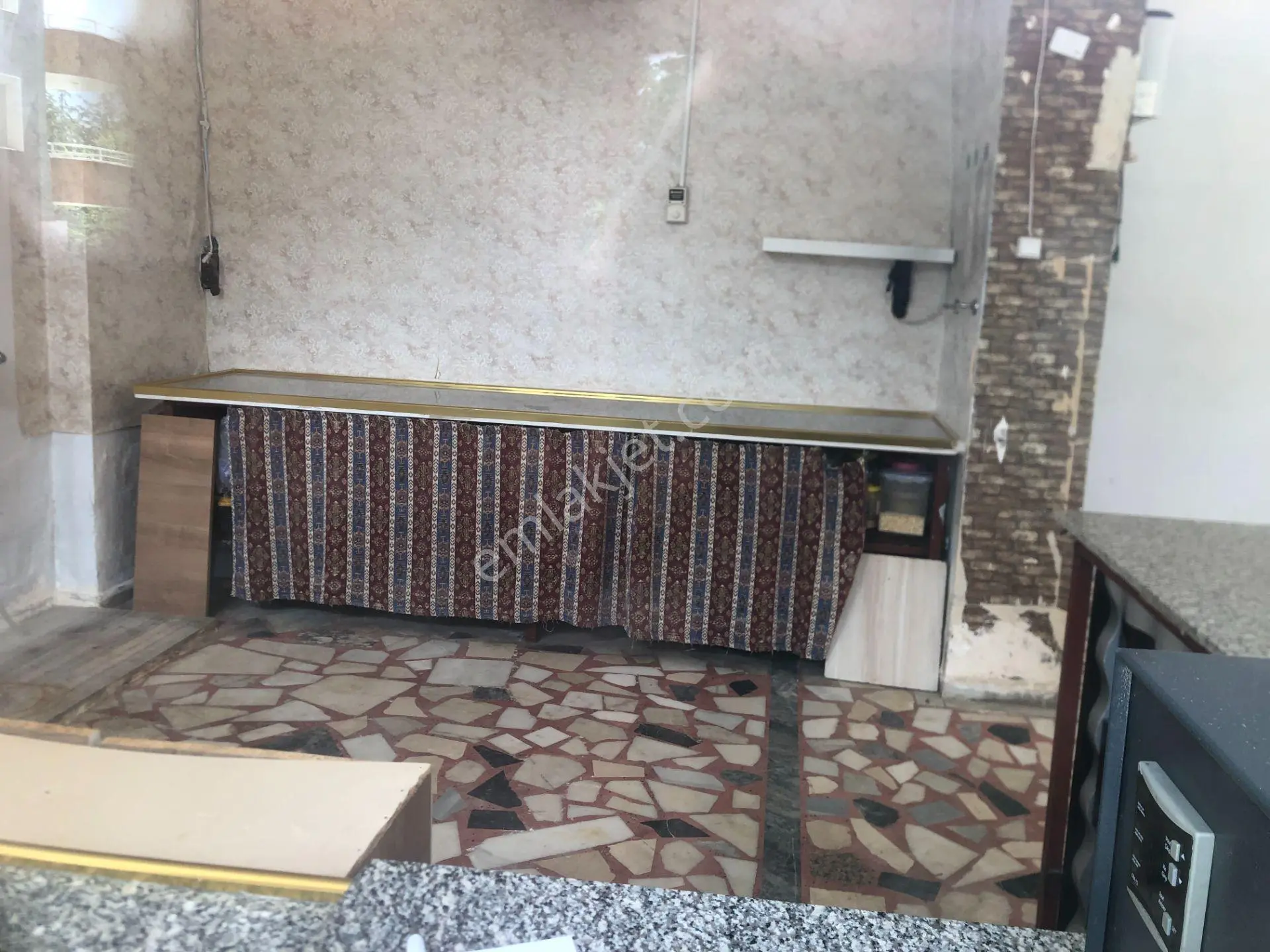 Satlık Karataşta Site İçinde Garaj Tapulu Dükkan - Görsel 4