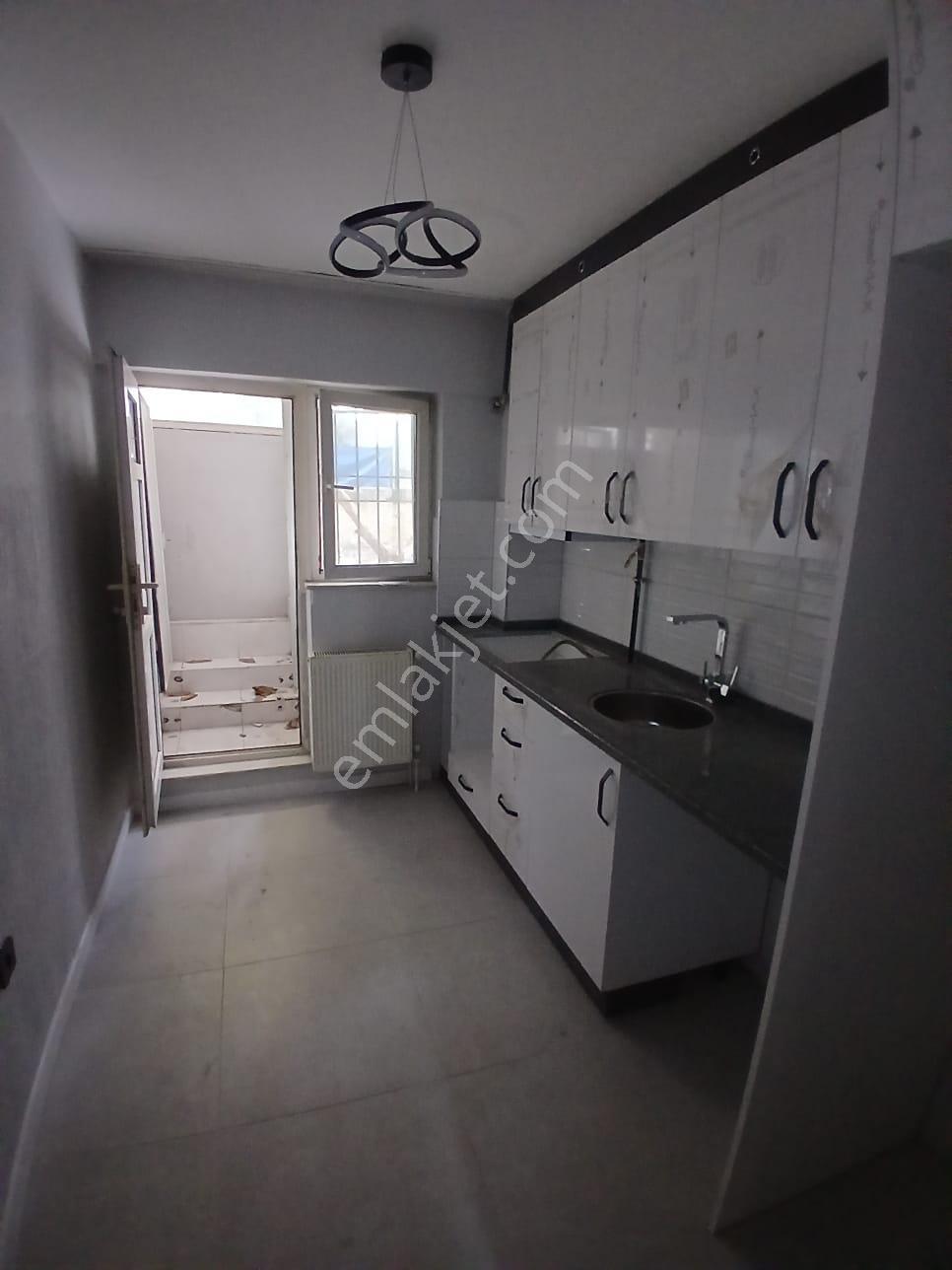 Ender Uysal Gayrimenkulden Sitelerde İçi Yenilenmiş 2+1 Kiralık Bahçekatı Daire... - Görsel 3