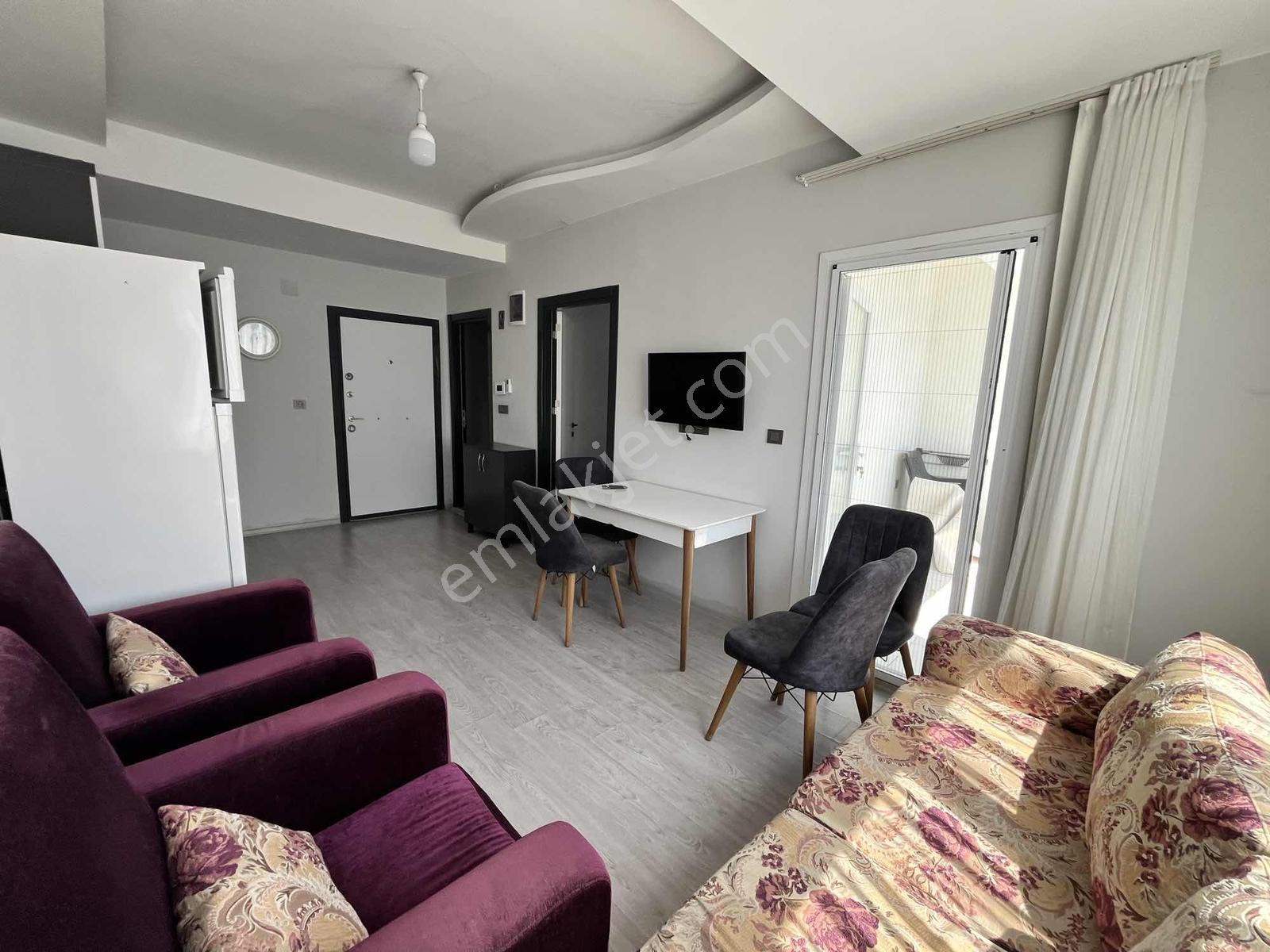 Çınarlı Cadde Üzeri Teras Balkonlu Çift Cepheli Full Eşyalı 1+1