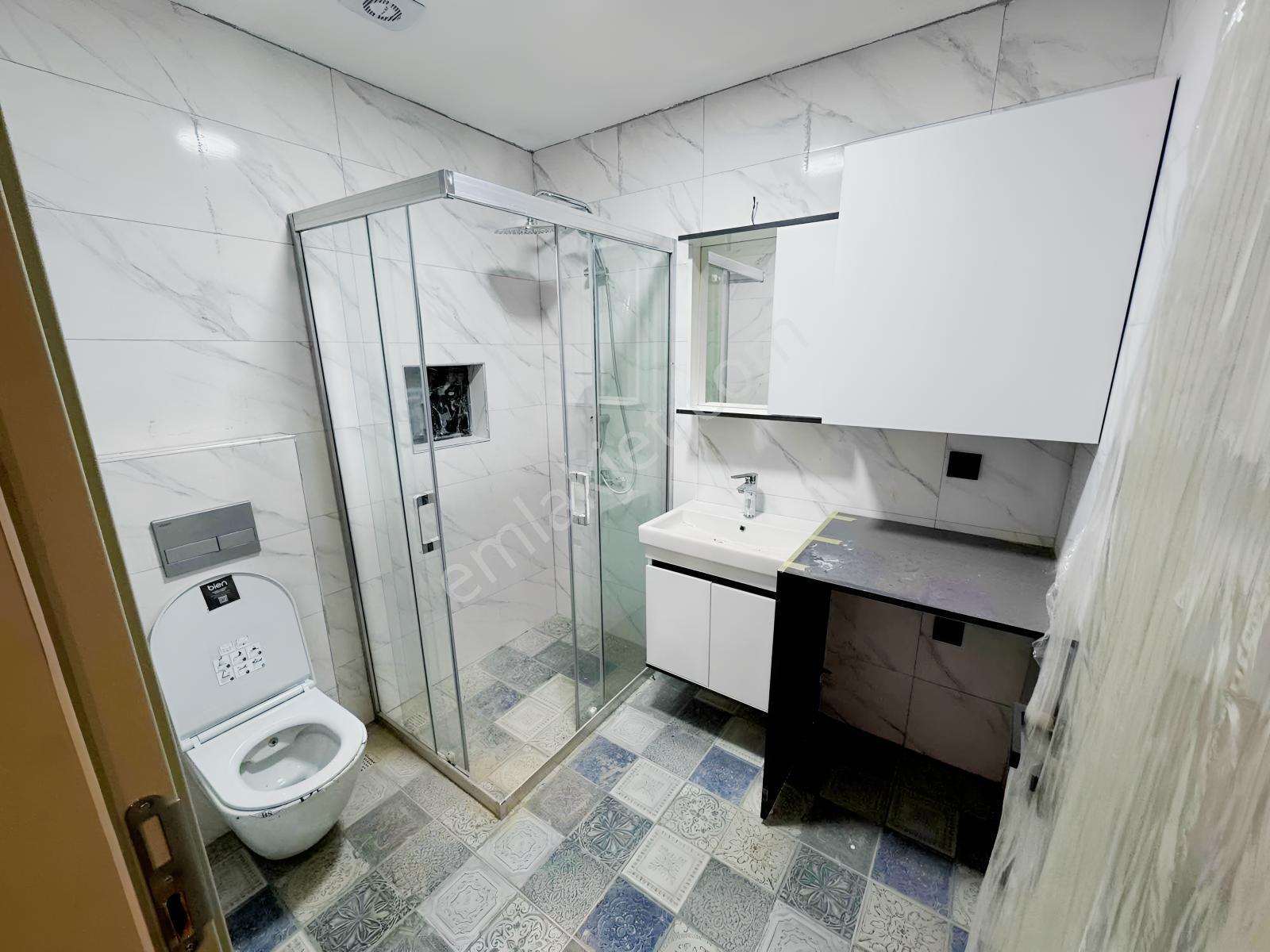 Kuşadası'nda Havuzlu Otoparklı Ebeveyn Banyolu Satılık 1+1 Daire - Görsel 9