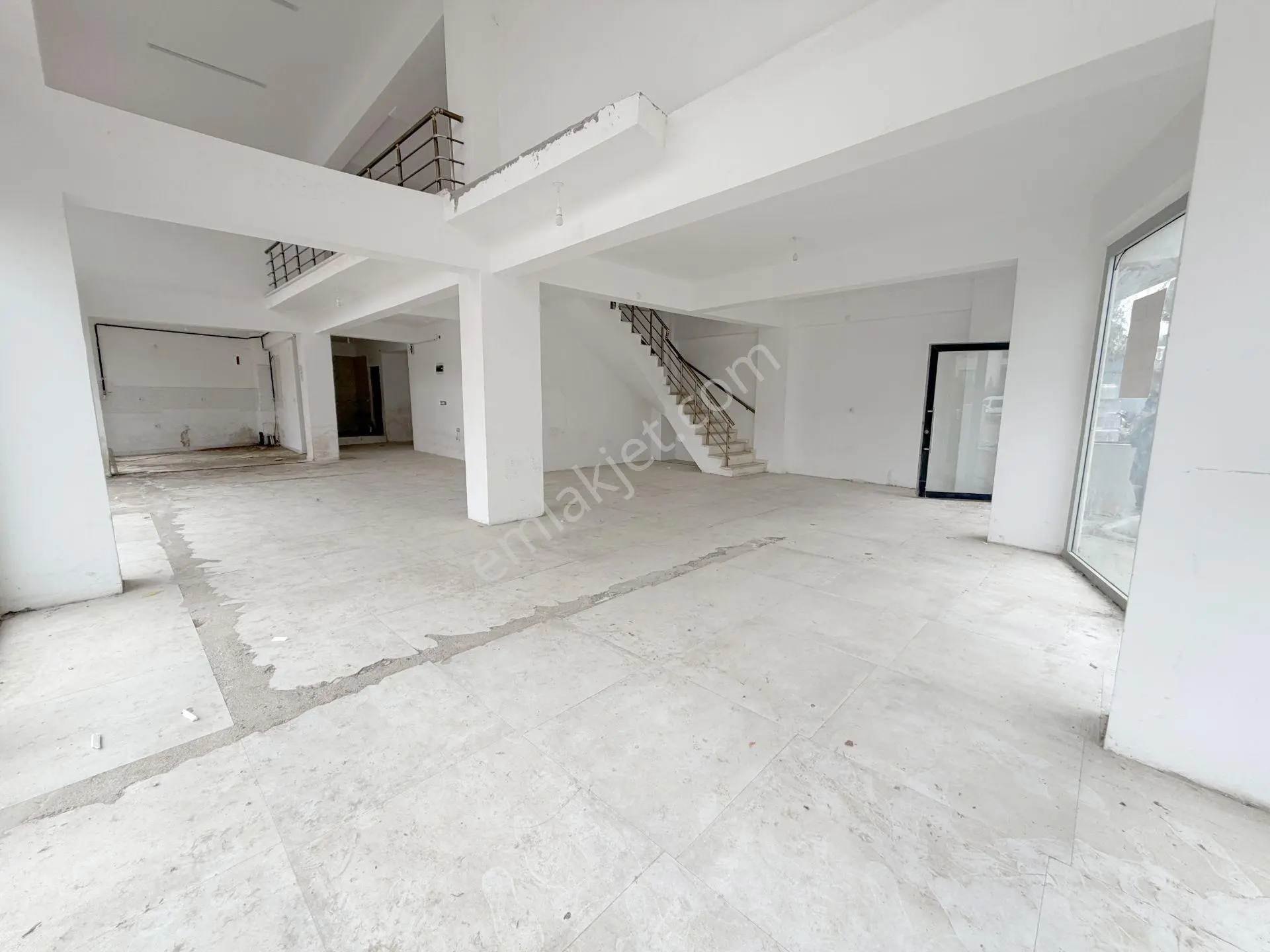 Manisa Muradiye Cadde Üzerinde Batar Katlı Kiralık Dükkan