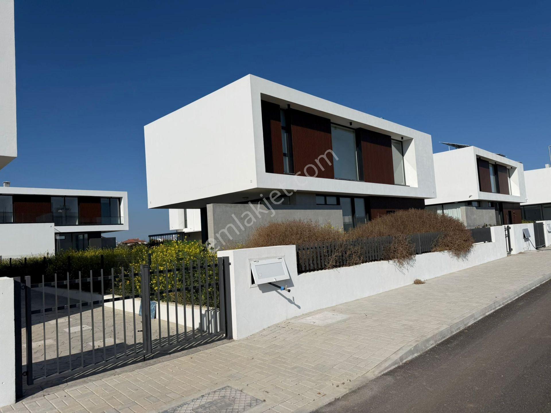 Gazimağusa Yeniboğaziçi Bölgesinde Özel Havuzlu Lüks 3+1 Villa