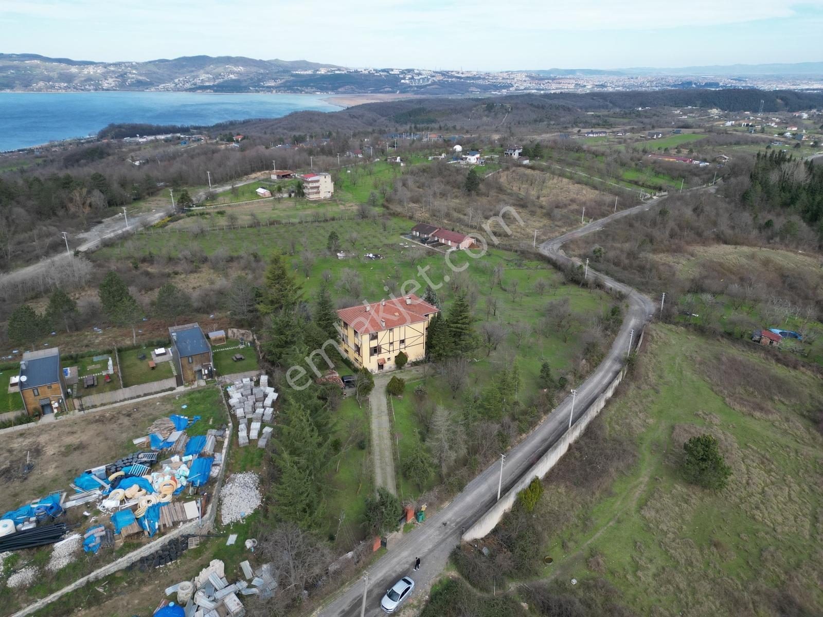 Satılık 4.331 M2 İmarlı Arsa'da Göl Manzaralı 3 Katlı Ev - Görsel 23