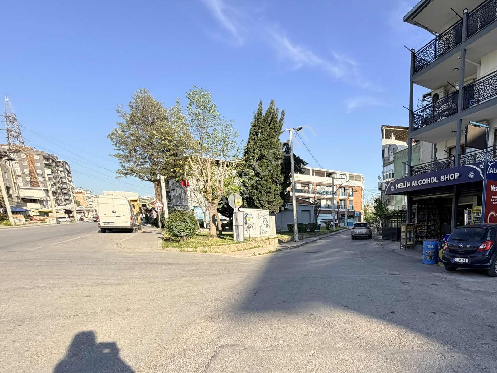 Postacılarda Cadde Üzeri Köşe Dükkan - Görsel 2