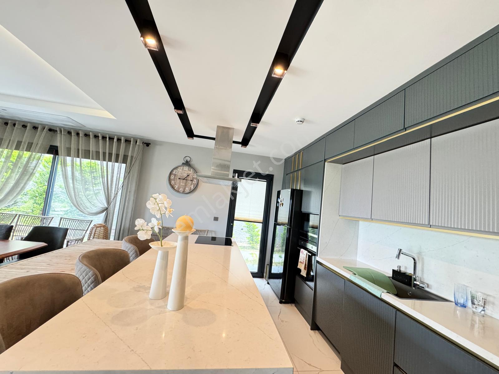 Kuşadası'nda 600m2 Özel Havuz Sauna+spor+sinema Odalı Lüks Villa - Görsel 15