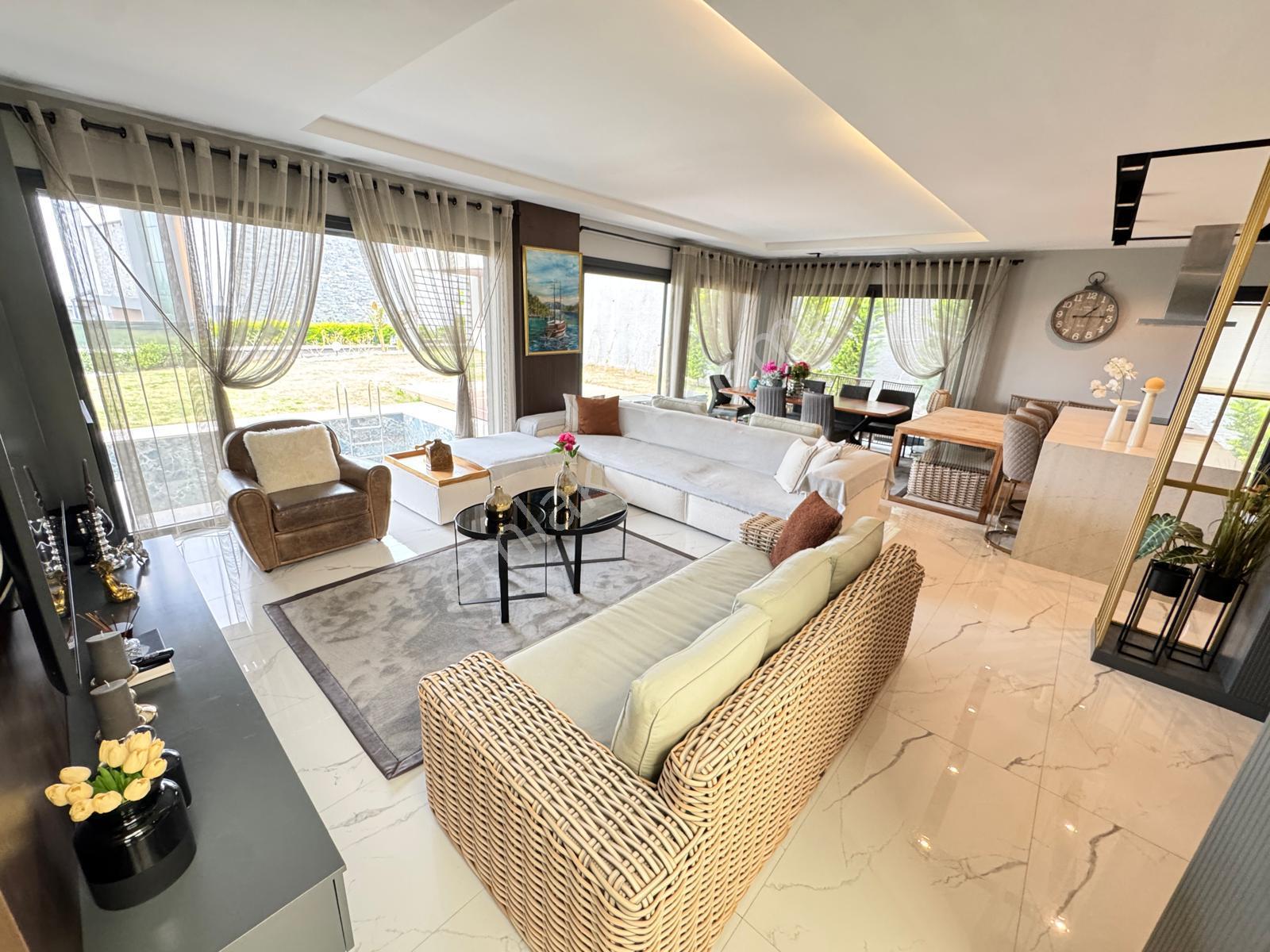 Kuşadası'nda 600m2 Özel Havuz Sauna+spor+sinema Odalı Lüks Villa - Görsel 9
