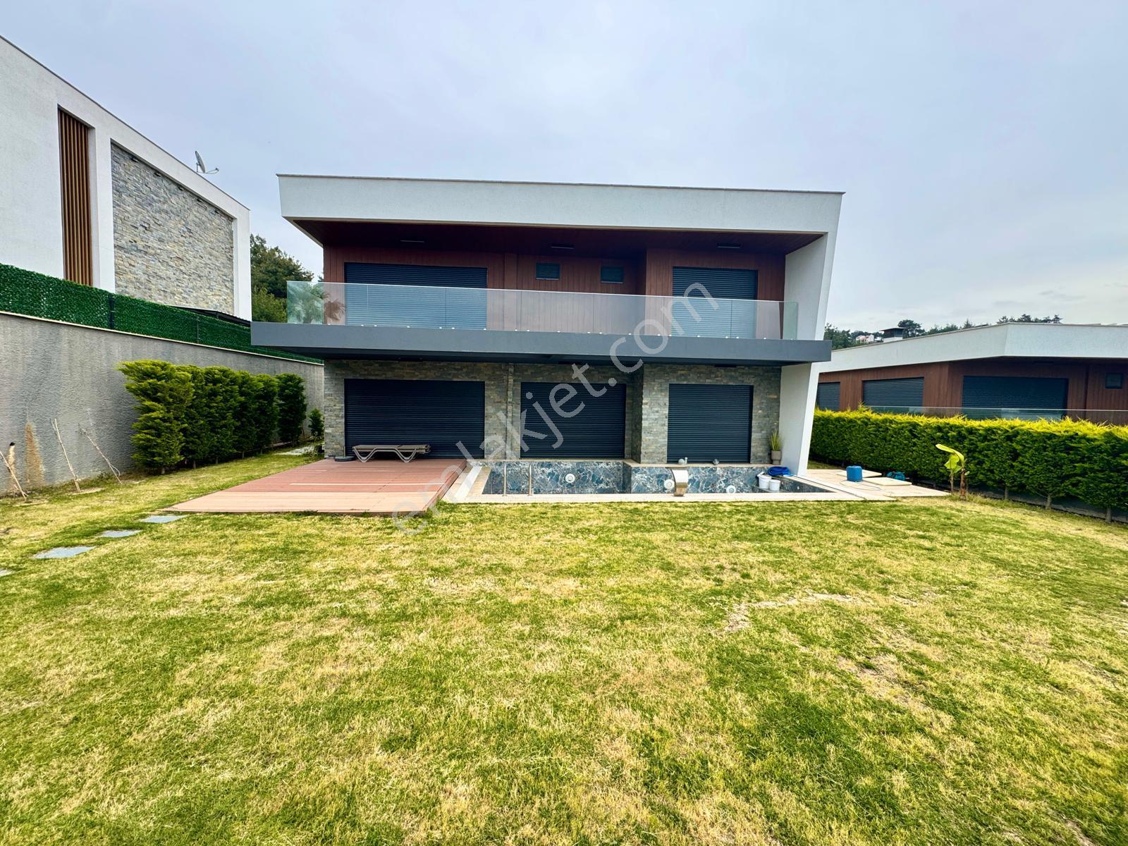 Kuşadası'nda 600m2 Özel Havuz Sauna+spor+sinema Odalı Lüks Villa