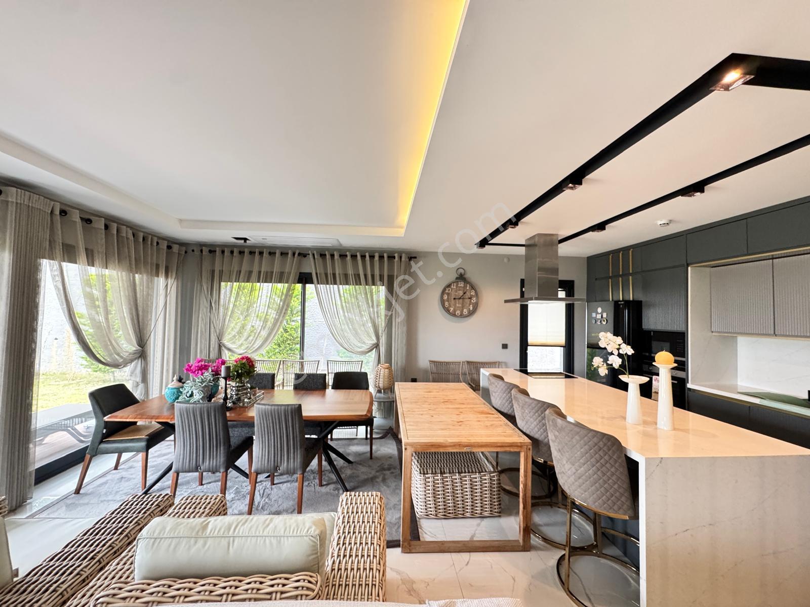 Kuşadası'nda 600m2 Özel Havuz Sauna+spor+sinema Odalı Lüks Villa - Görsel 11