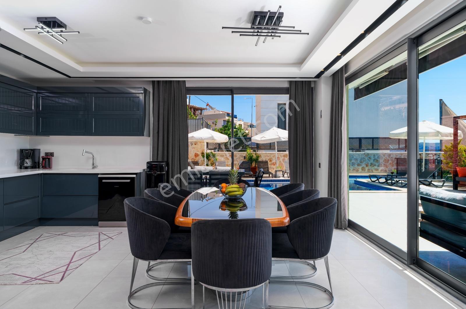 Kalkan Kızıltaşta Deniz Manzaralı Lüks Villa - Görsel 24