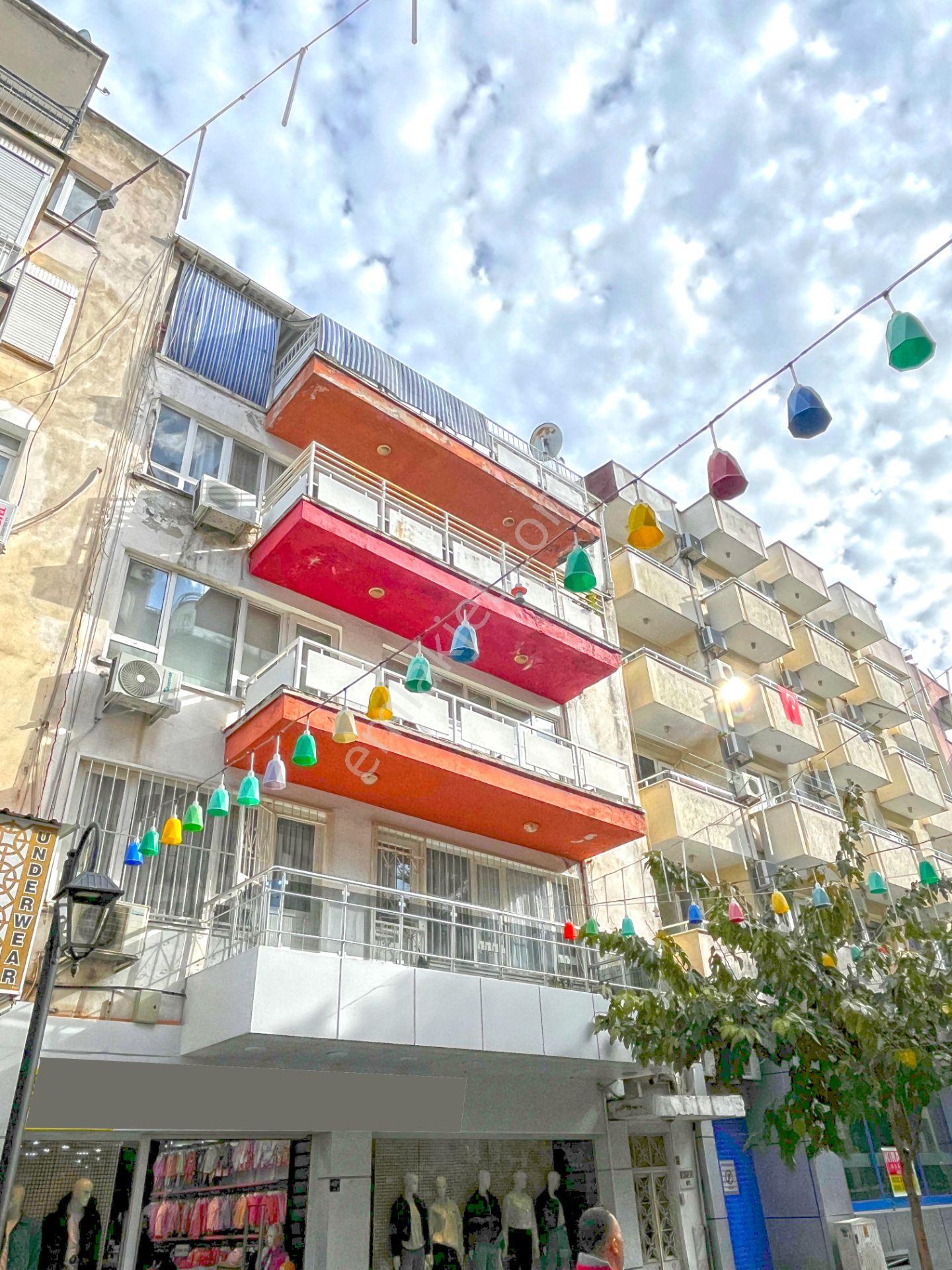 Kuşadası Merkezde Yatırımlık Satılık 4+1 Geniş Daire - Görsel 2
