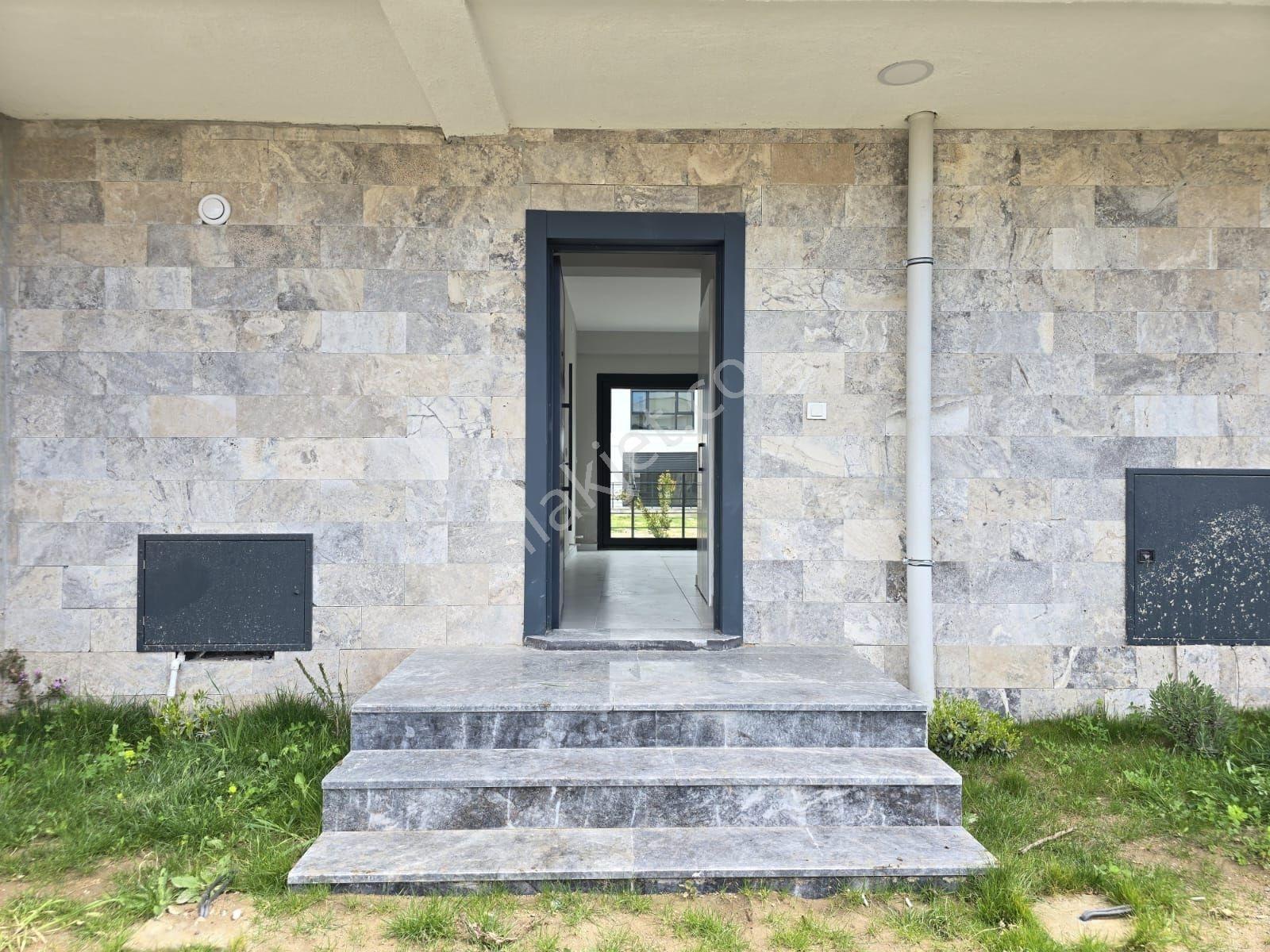 Ayvalık Altınova'da Havuzlu Sitede Satılık 2+1 Villa - Görsel 16