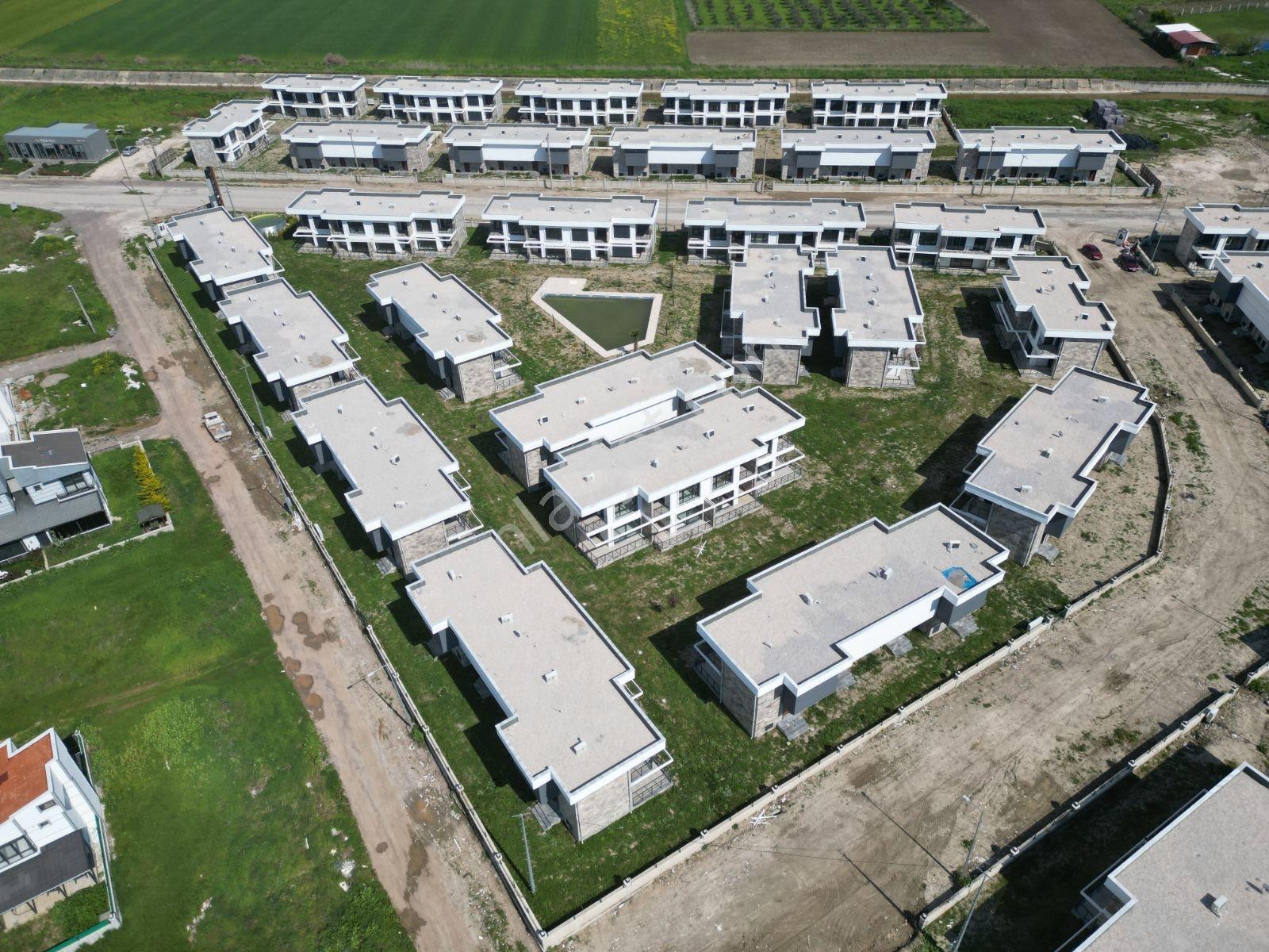 Ayvalık Altınova'da Havuzlu Sitede Satılık 2+1 Villa - Görsel 21