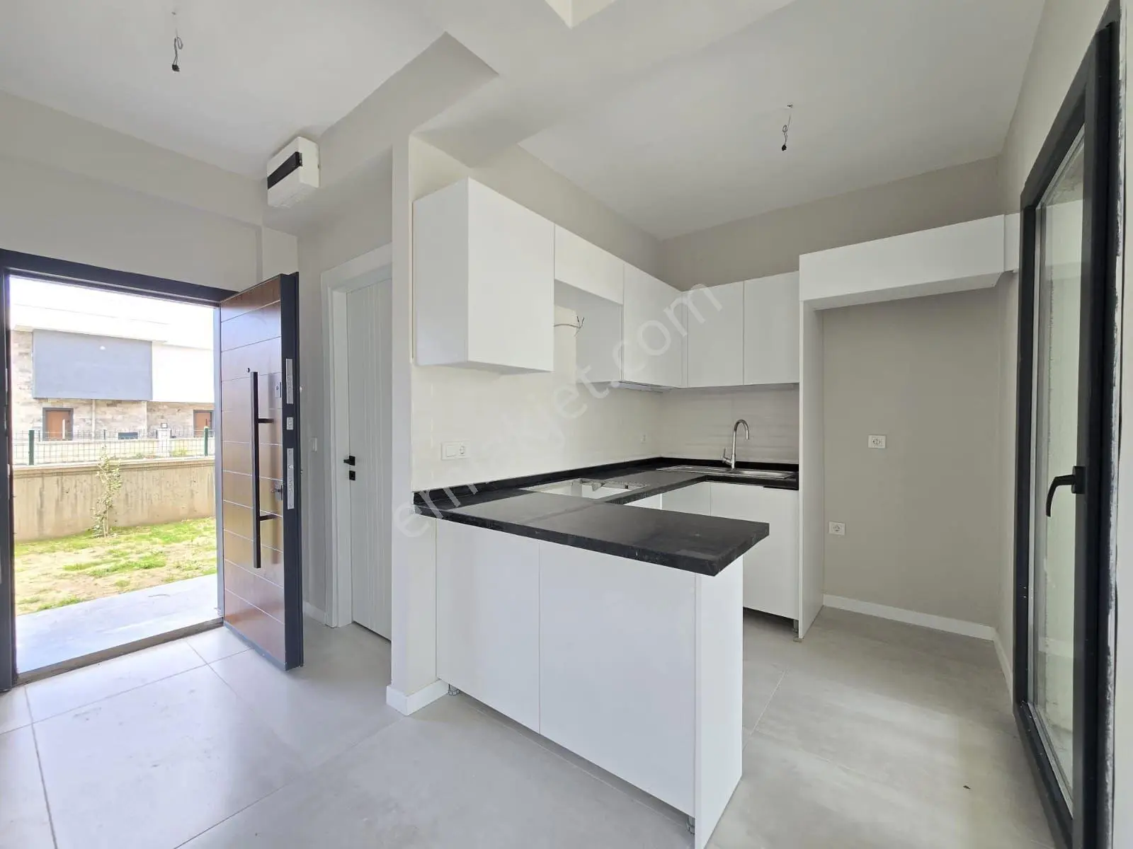 Ayvalık Altınova'da Havuzlu Sitede Satılık 2+1 Villa - Görsel 5