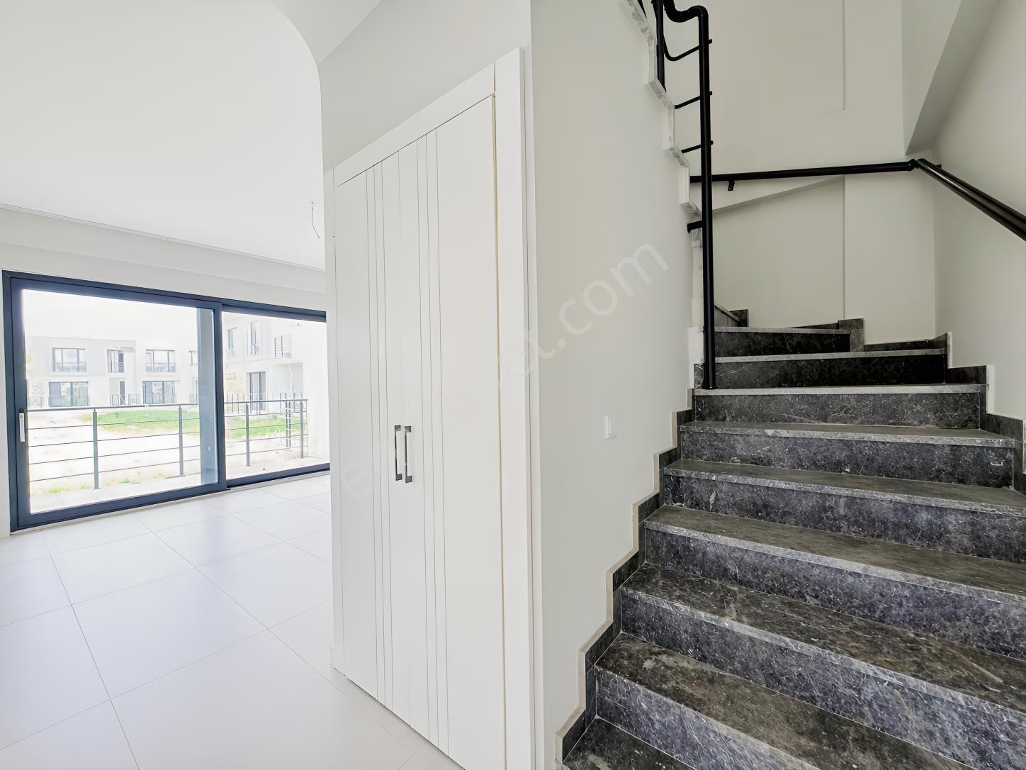 Ayvalık Altınova'da Havuzlu Sitede Satılık 2+1 Villa - Görsel 10