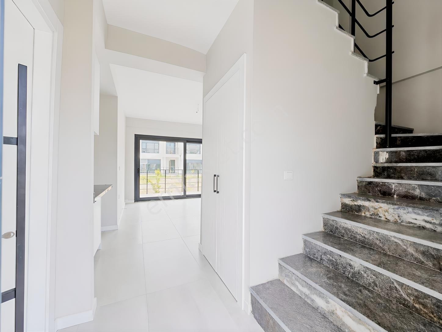 Ayvalık Altınova'da Havuzlu Sitede Satılık 2+1 Villa - Görsel 20