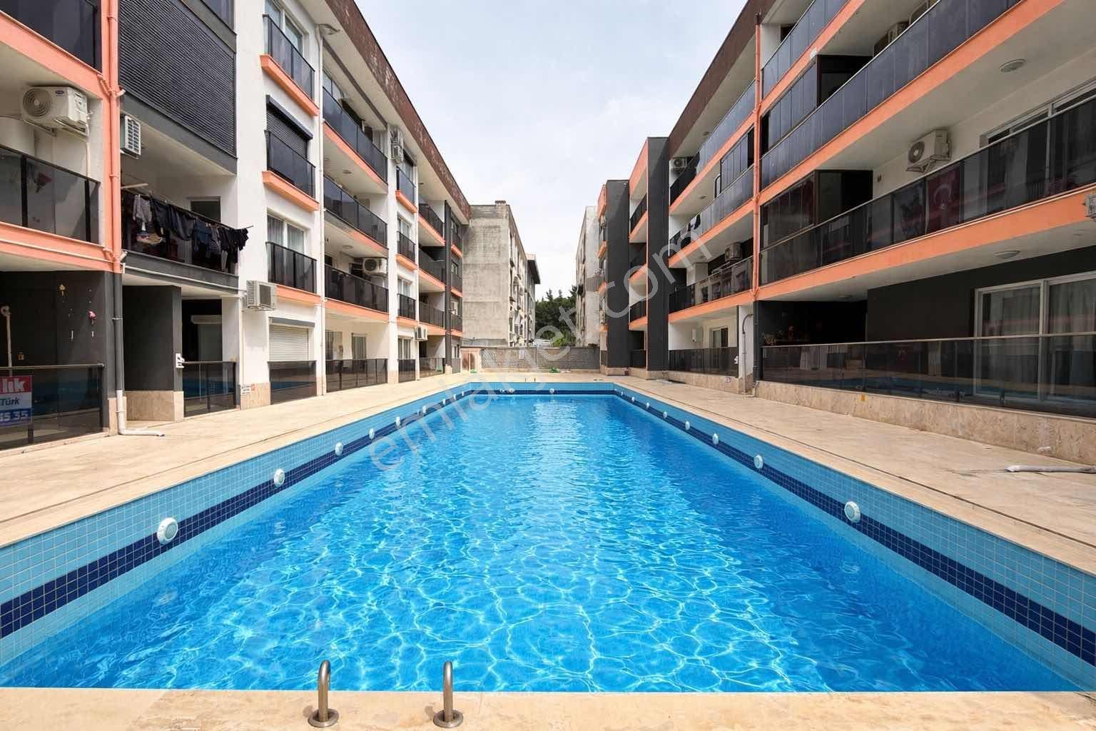 Kuşadası Davutlar'da Havuzlu Kapalı Otoparklı Satılık 3+1 Daire