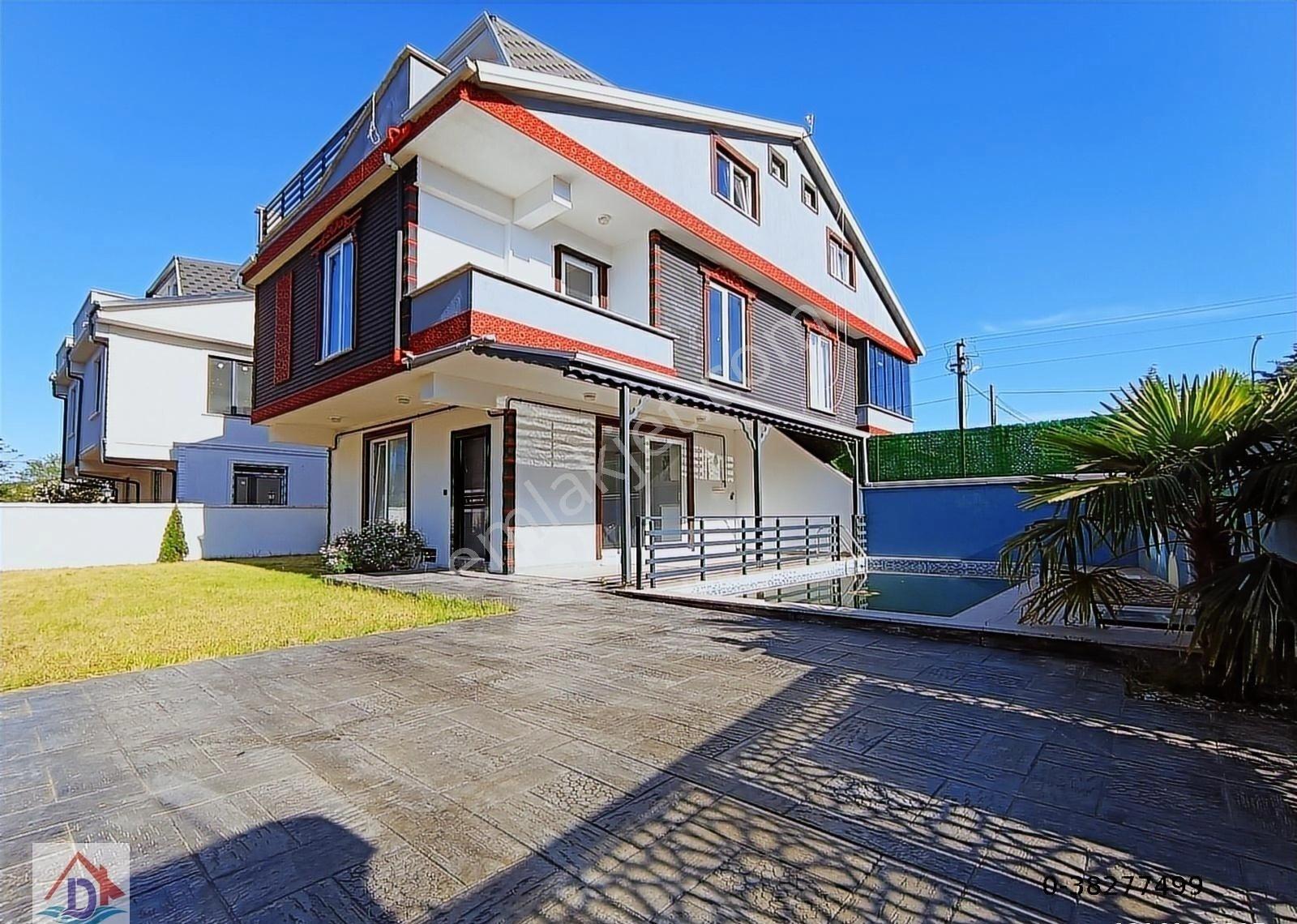Deniz'den 4+1 Merkezi Konumda, Havuzlu, Geniş Bahçeli Villa - Görsel 7