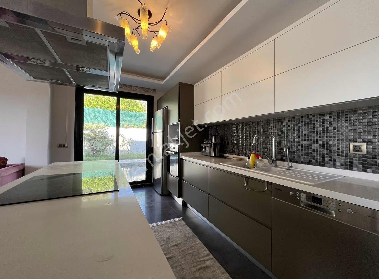 Yiğit Gayrimenkul'den Çeşme Merkezde Deniz Manzaralı Villa - Görsel 19