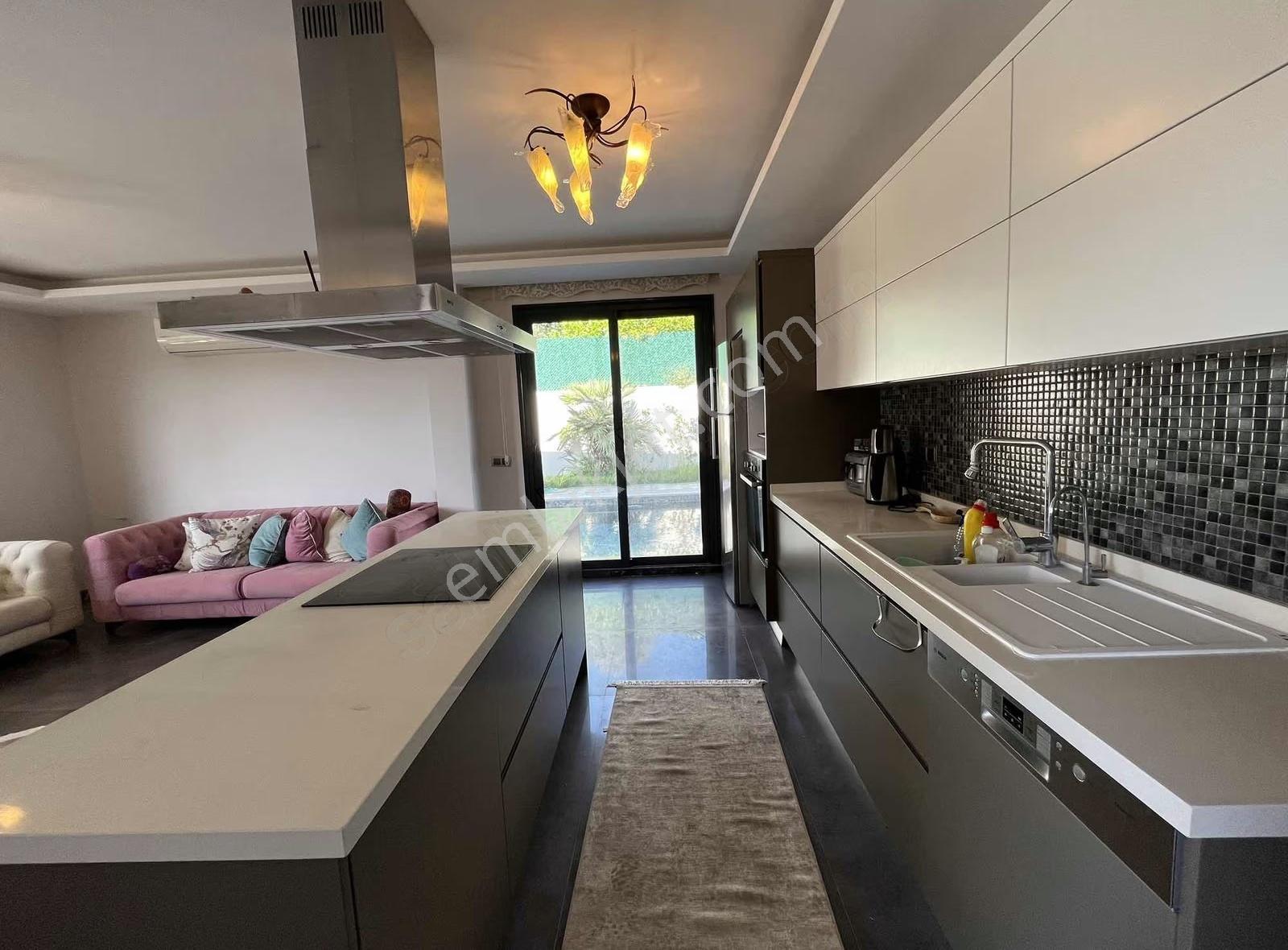 Yiğit Gayrimenkul'den Çeşme Merkezde Deniz Manzaralı Villa - Görsel 20