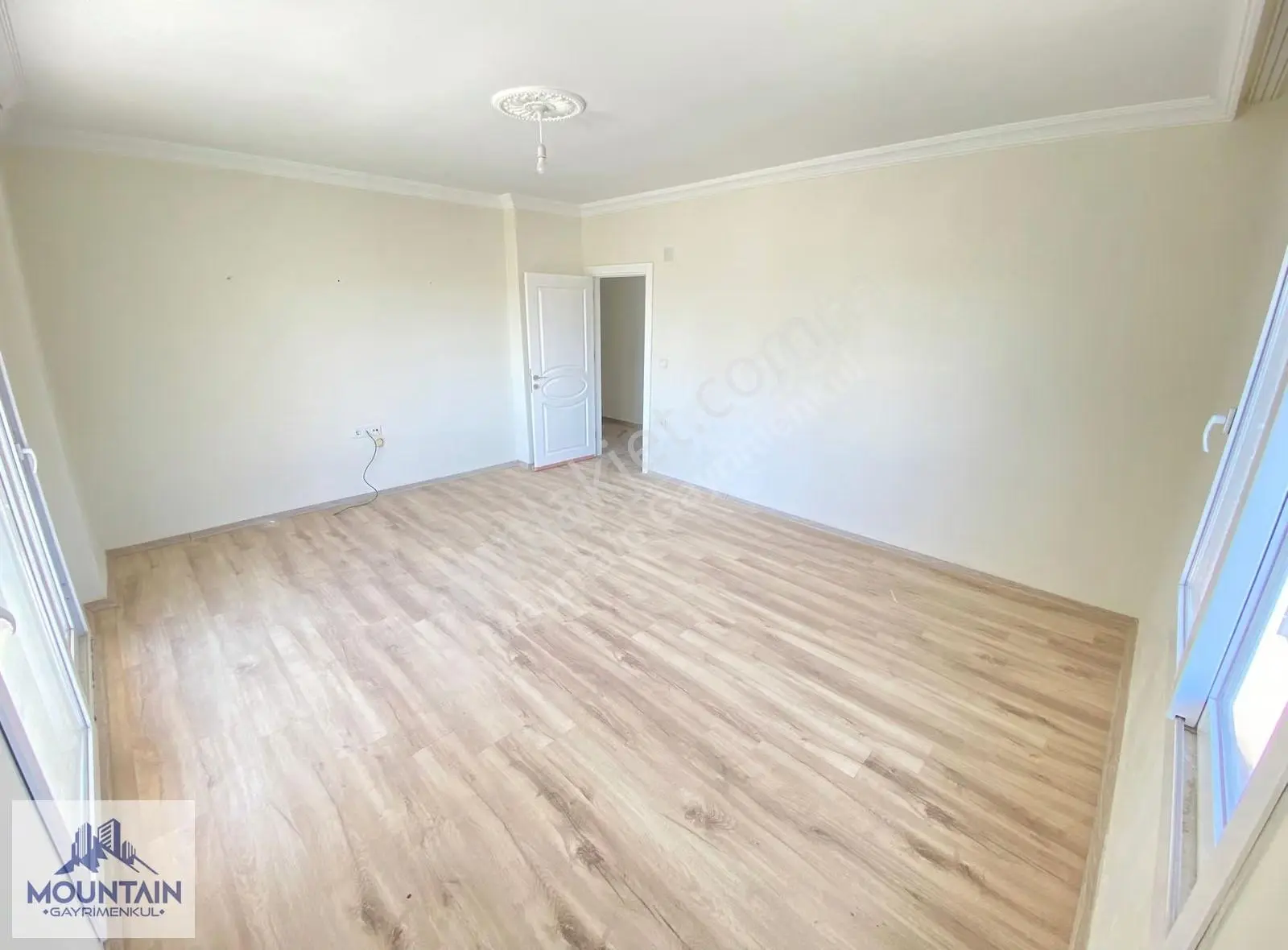 Erdemli Tapu Dairesi Yanı 2+1 Geniş Yapılı Satılık Daire