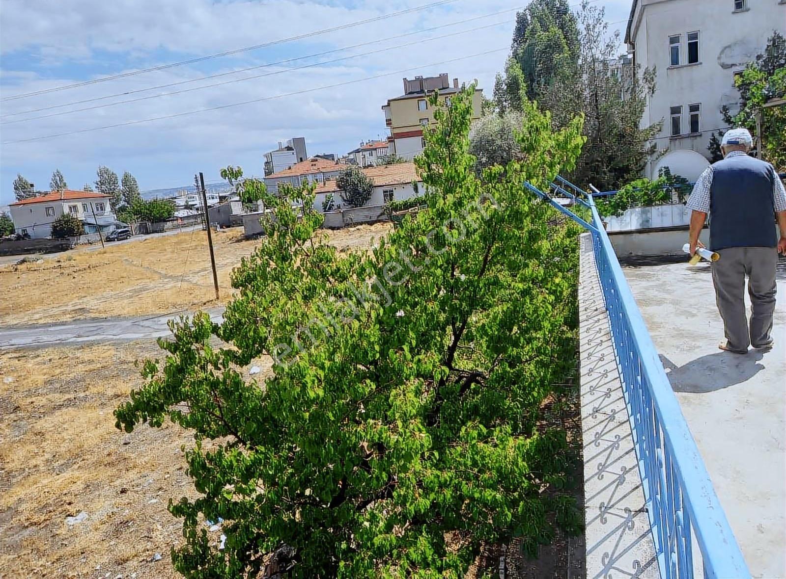 Kayabaşında Kombili İki Katlı Bakımlı Müstakil Ev