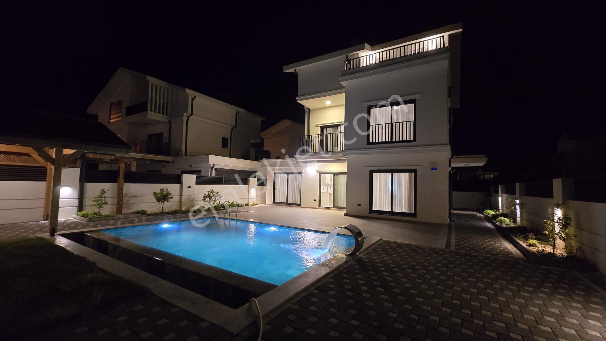 Stop'tan Sahil Kordona Yakın Kiralık Havuzlu Lüx Villa