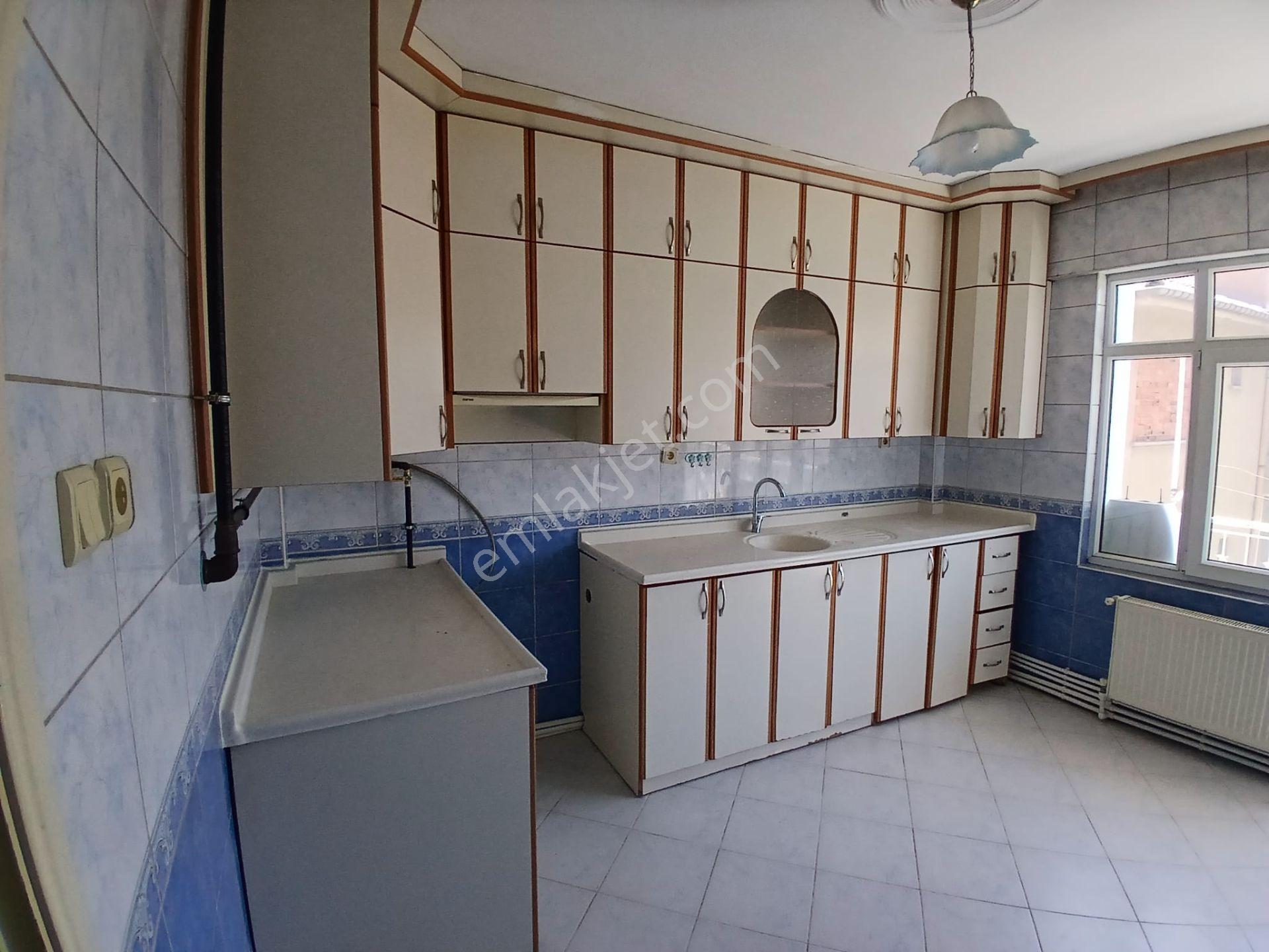 Akçay Emlak'tan Akşehir Çarşı Merkezde Nasreddin İlkokulu Yanında Ara Kat Kiralık 3+1 Daire