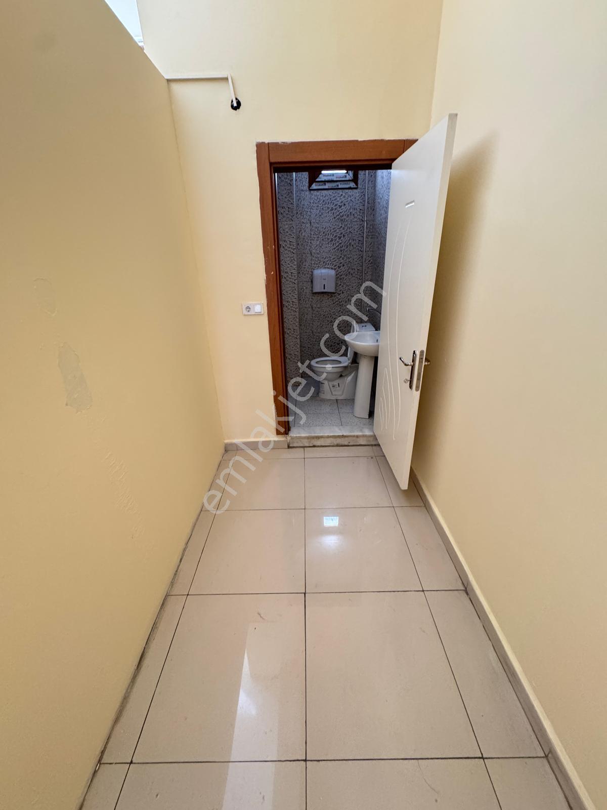 Zeki Emlak'tan Muradiye'de Caddeye Yakın Kiralık İşyeri - Görsel 19