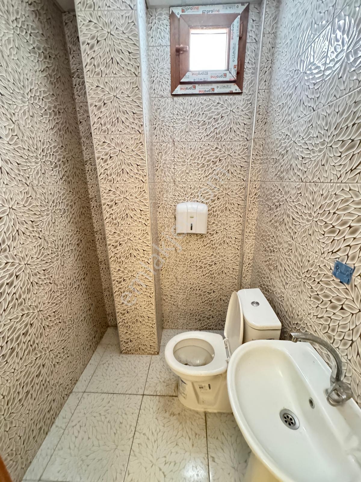 Zeki Emlak'tan Muradiye'de Caddeye Yakın Kiralık İşyeri - Görsel 17