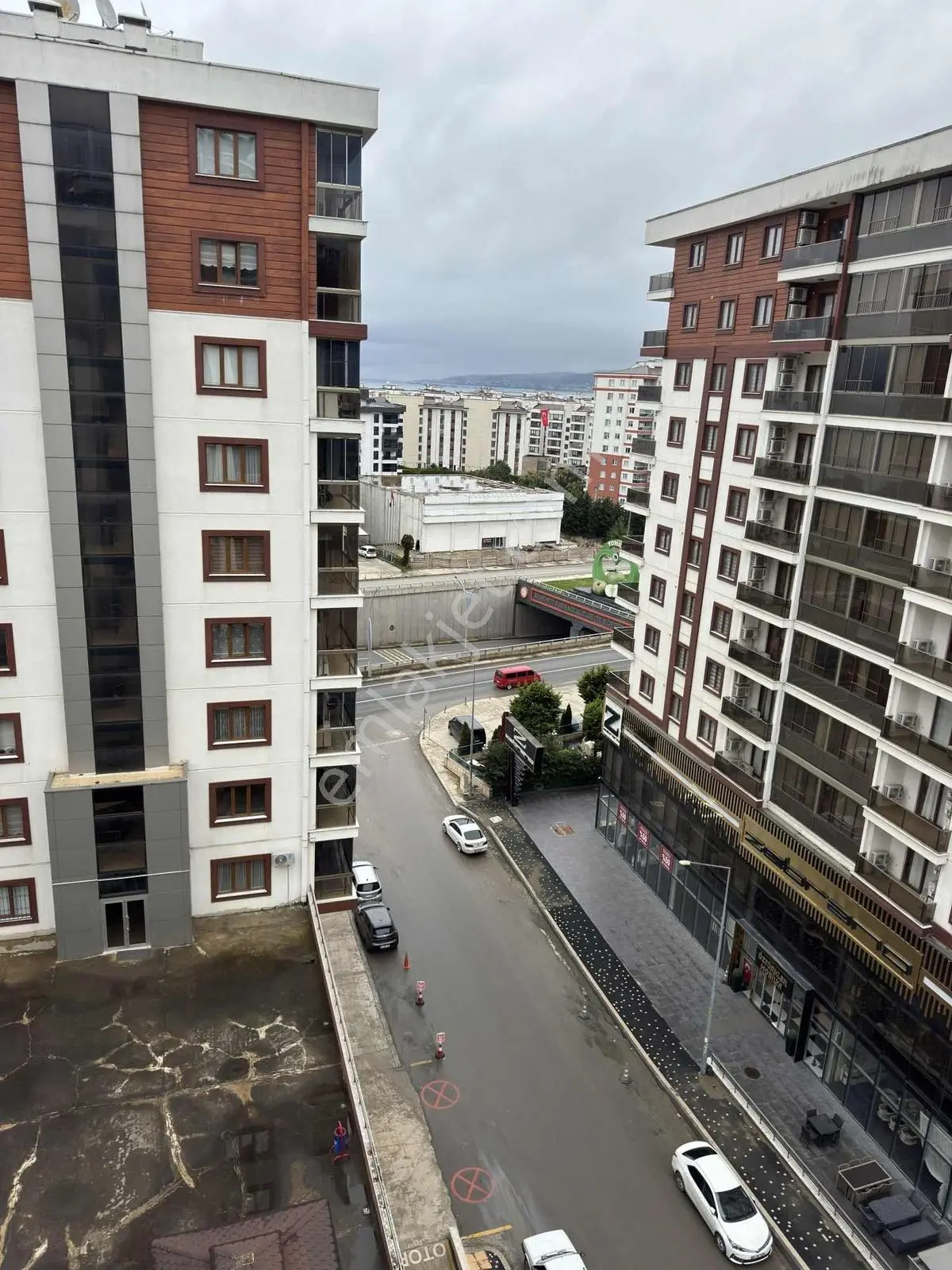 Yalıncak Mh Ayküle Sitesinde Ana Yok Üstünde