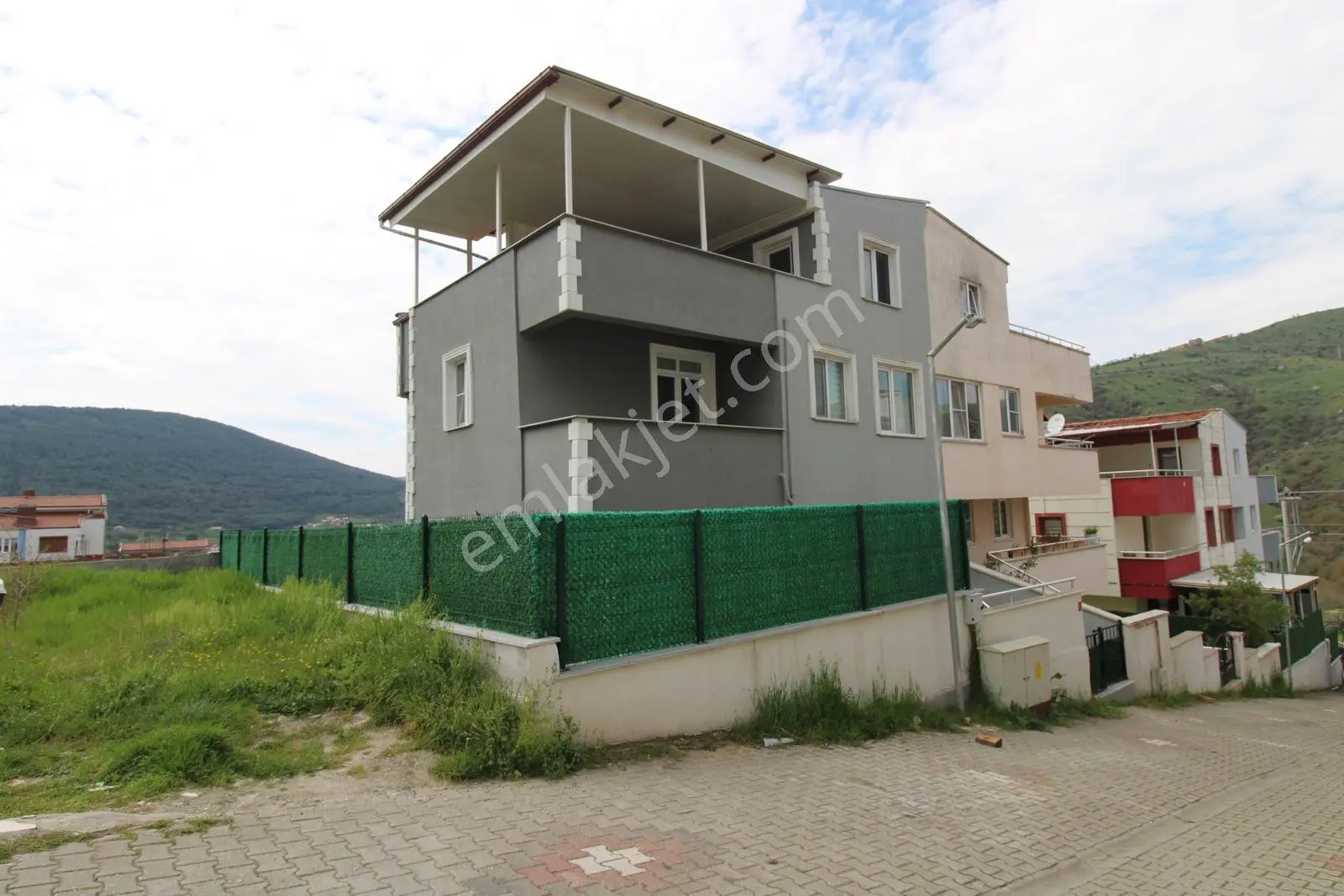 Kuva-i Milliye'de Müstakil 5+1 Lüks Site İçi Tripleks Villa