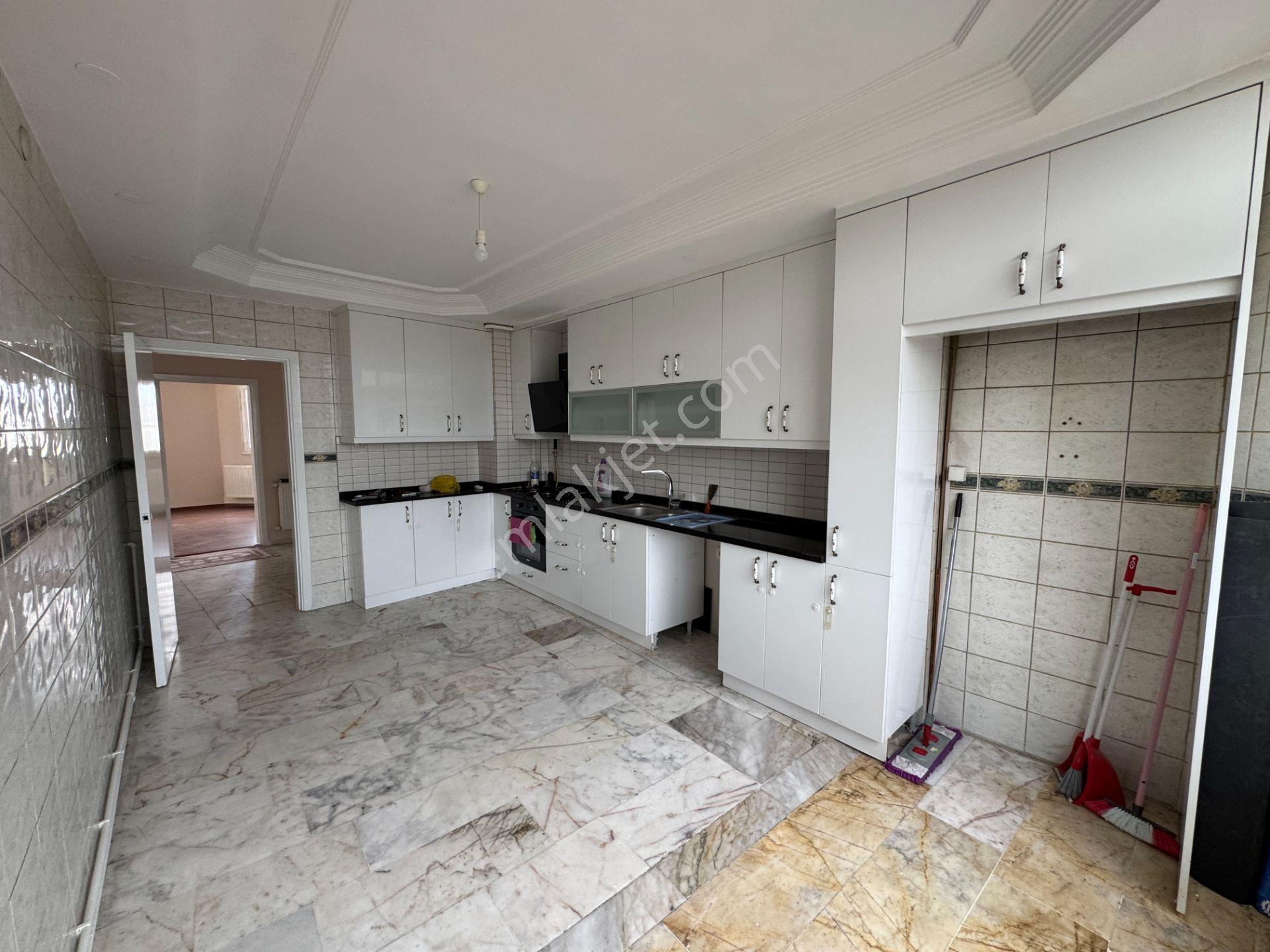 Gazipaşa Blv. 4+1 240 M2 Doğalgaz Kombili Bakımlı Kiralık Daire - Görsel 18