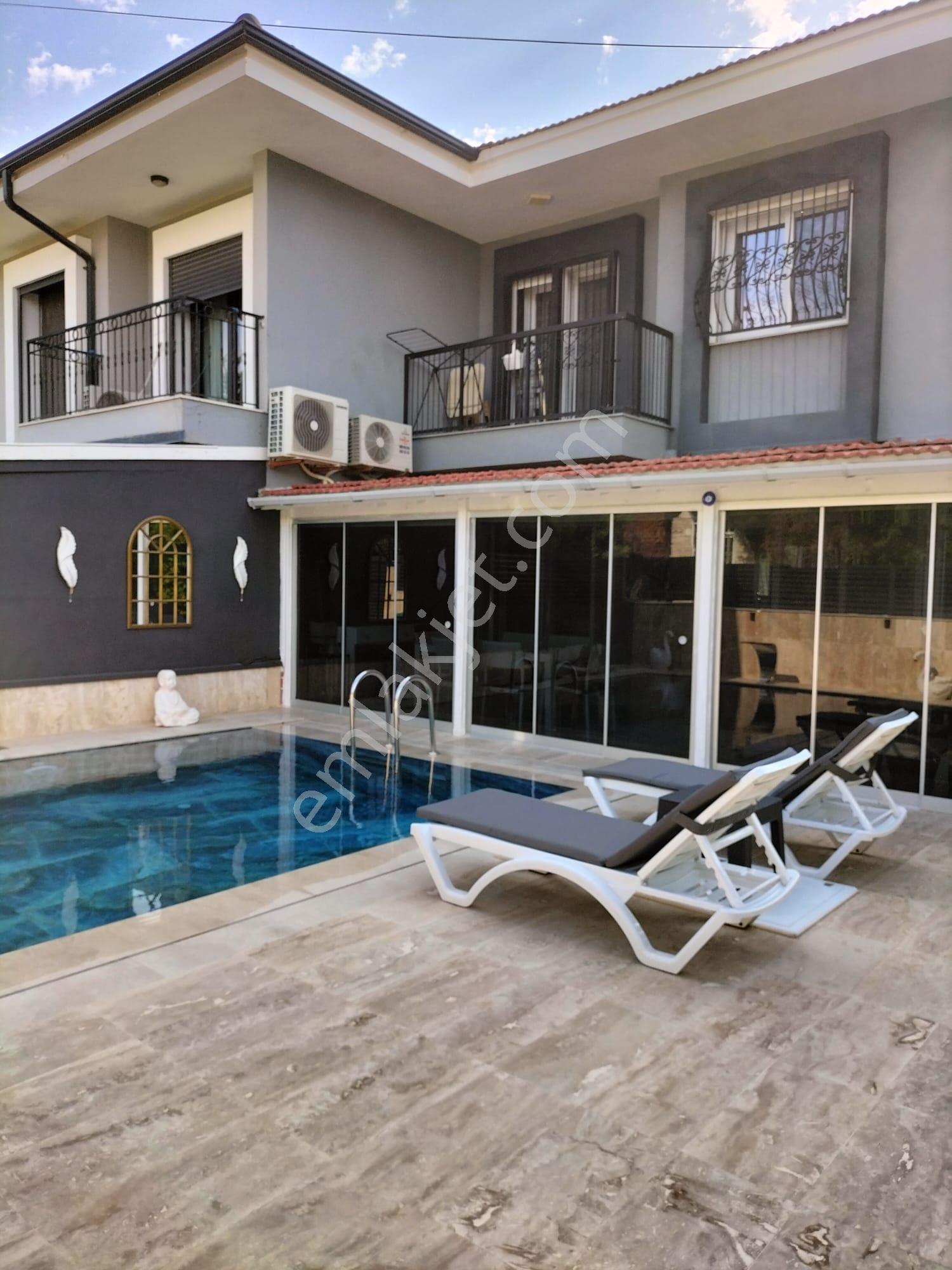 Alaçatı'da Kiralık Müstakil Havuzlu Villa