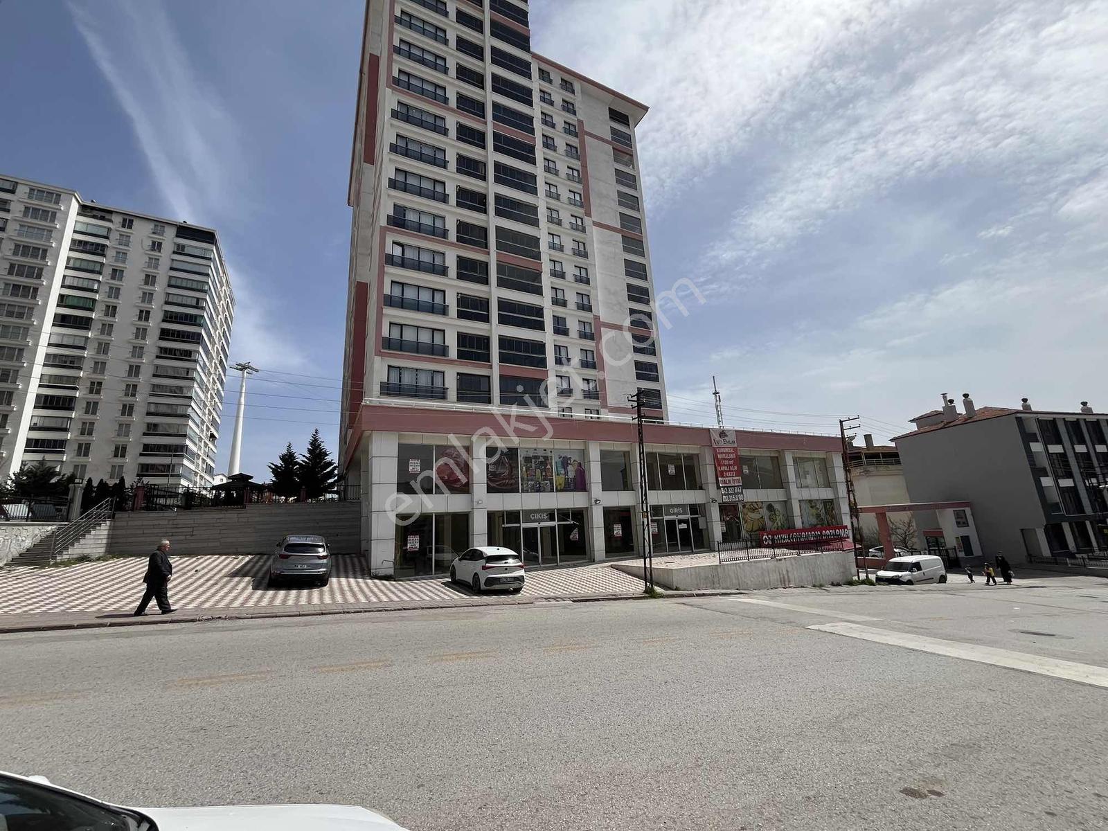 Şentepe Cadde Üzerinde 1'200 M2 İki Katlı Kiralık Dükkan ..
