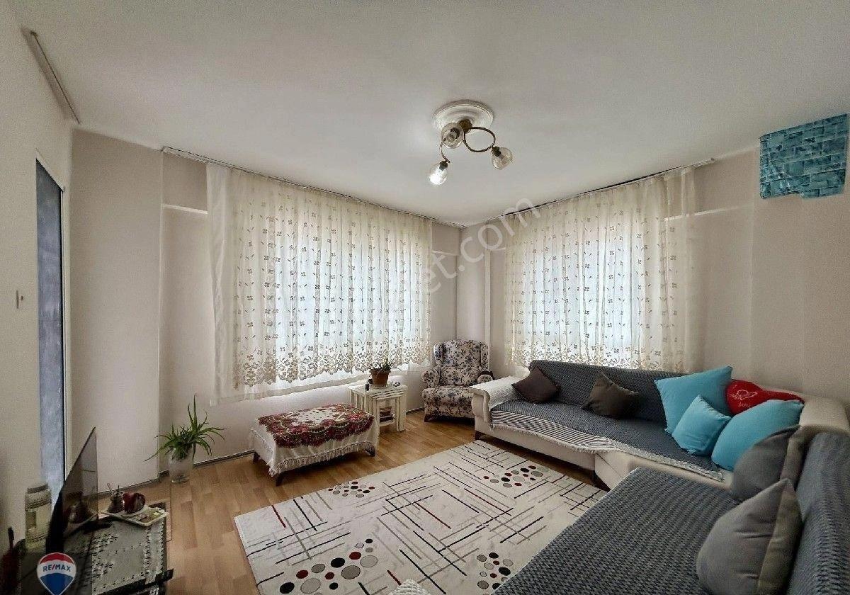Kuşadası Şehir Merkezinde,kapalı Mutfak,arakat Daire