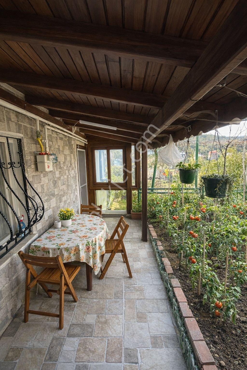 Yeni Foça'da Deniz Manzaralı Bahçeli Eşyalı Kiralık Yazlık - Görsel 10