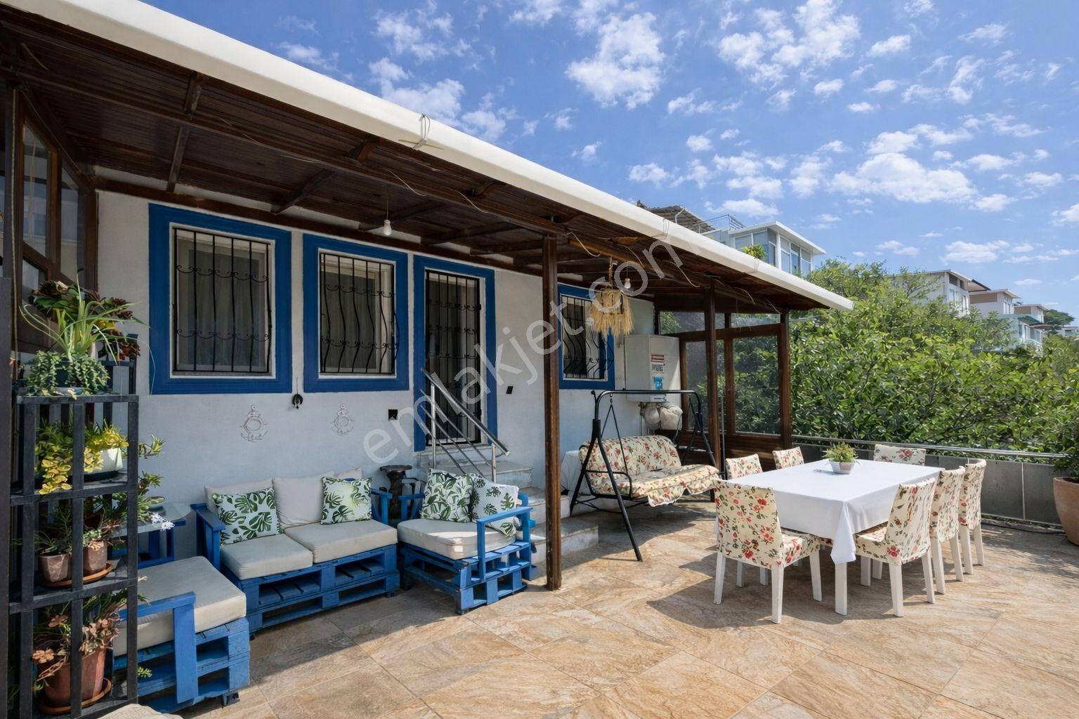 Yeni Foça'da Deniz Manzaralı Bahçeli Eşyalı Kiralık Yazlık