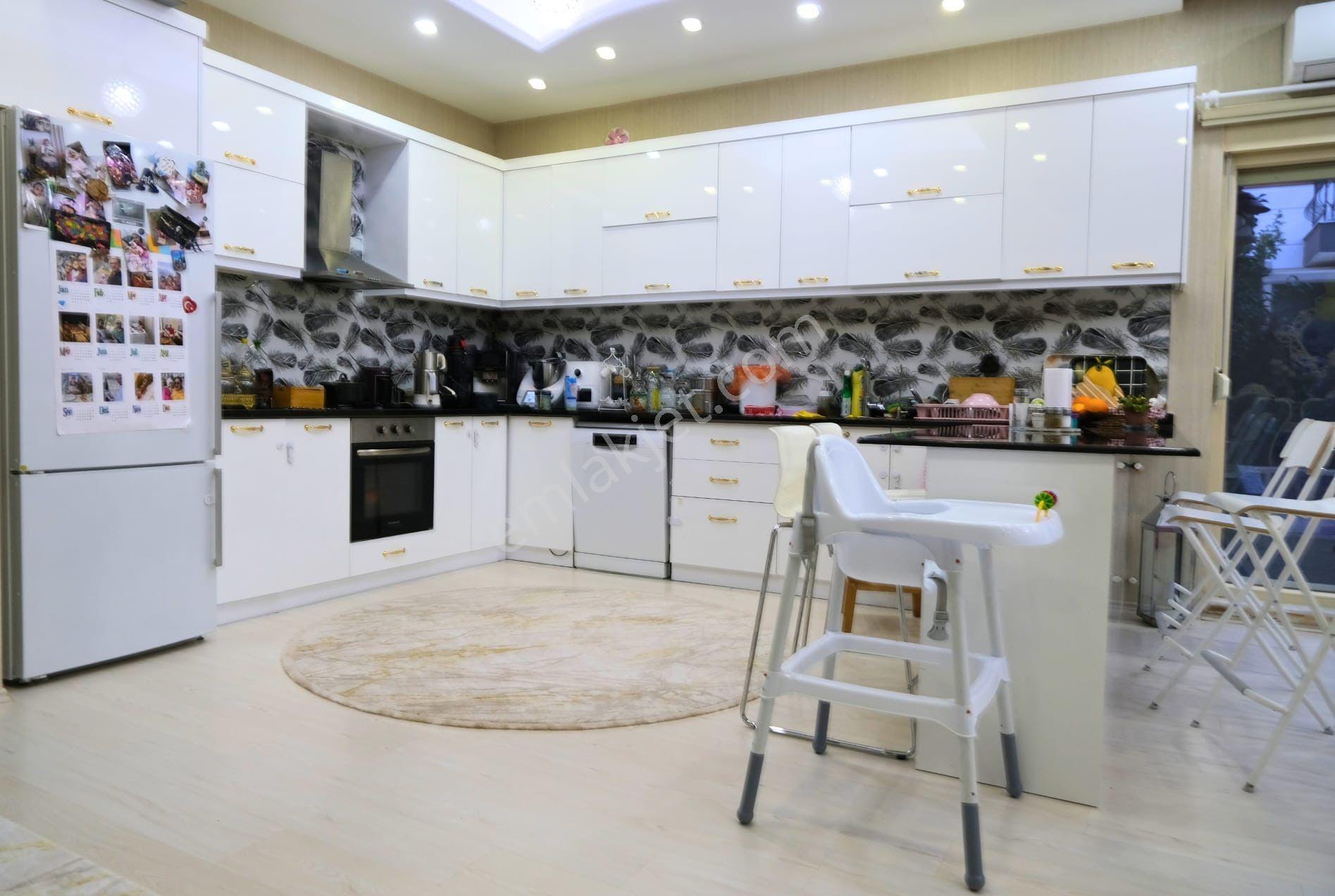 Havuzlu Sitede Bahçe Kullanım Alanıyla Geniş 3+1 Villa - Görsel 5