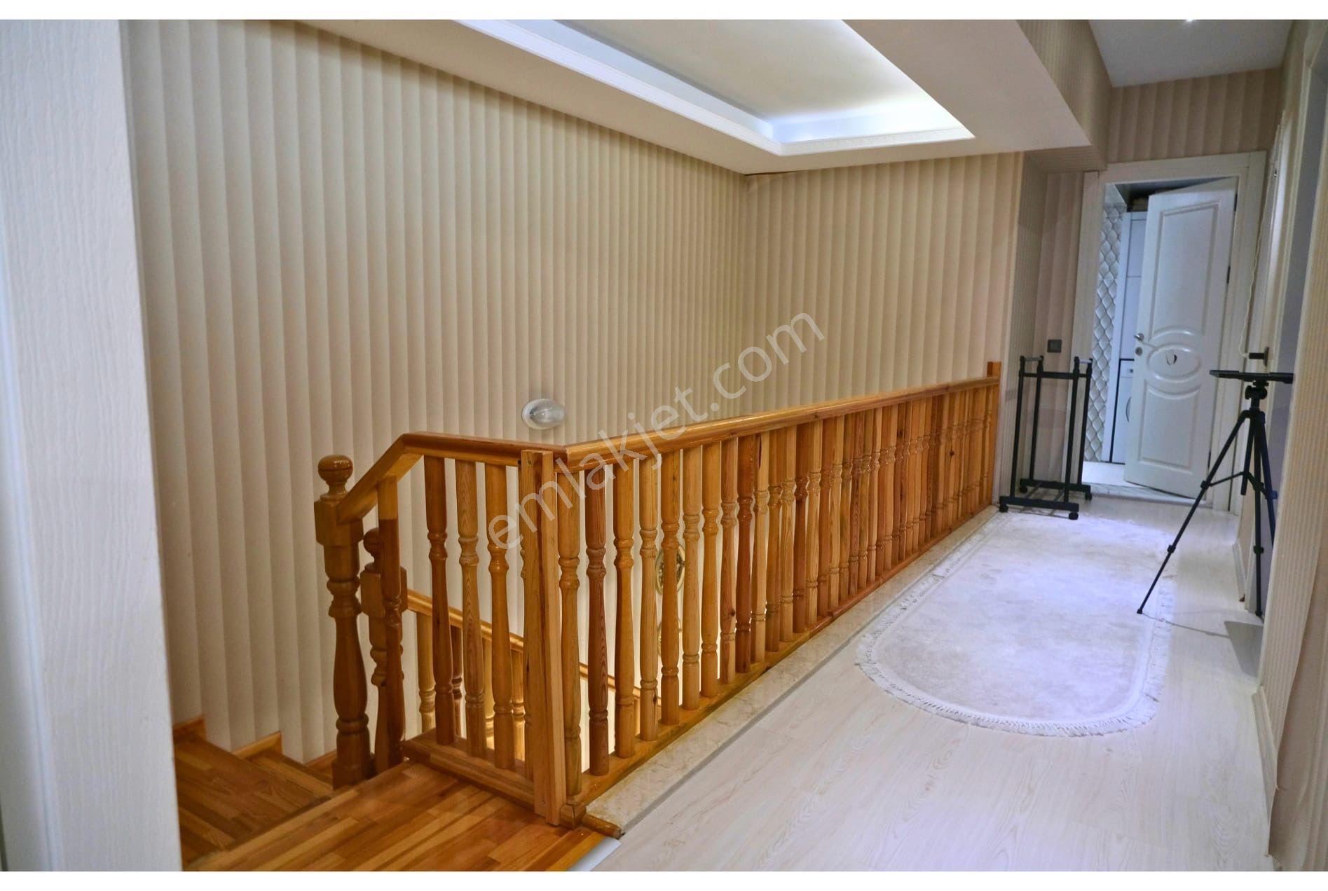 Havuzlu Sitede Bahçe Kullanım Alanıyla Geniş 3+1 Villa - Görsel 19