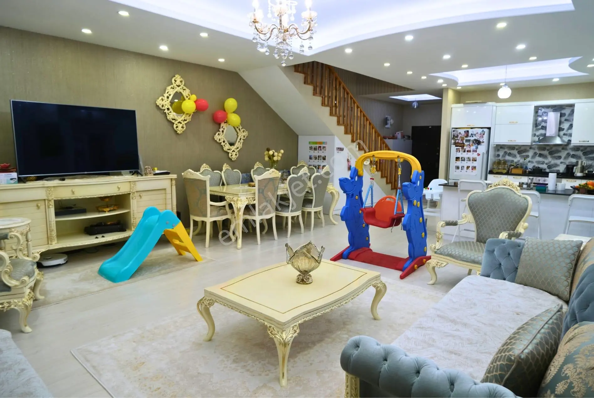 Havuzlu Sitede Bahçe Kullanım Alanıyla Geniş 3+1 Villa