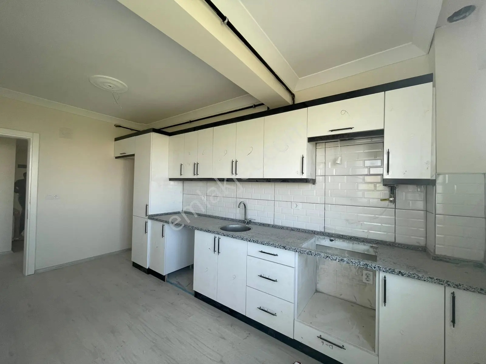 Efendi Mah. 90 M² 2+1 Arakat Daire