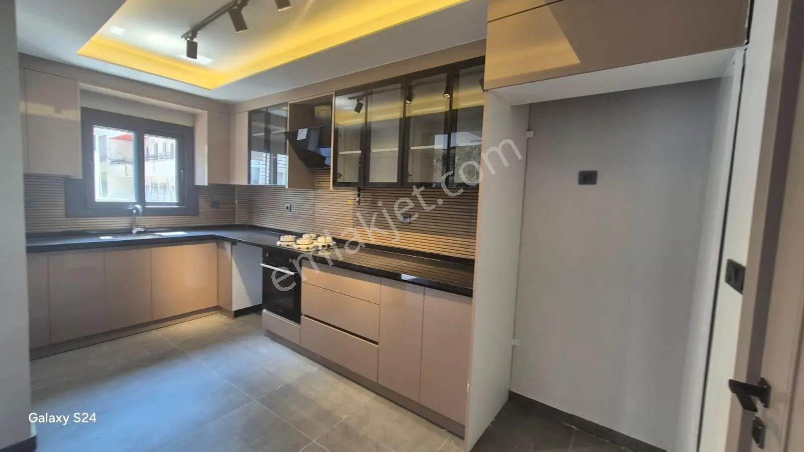 Tüzün'den Aydınlıkevler'de 3+1 Satılık Daire
