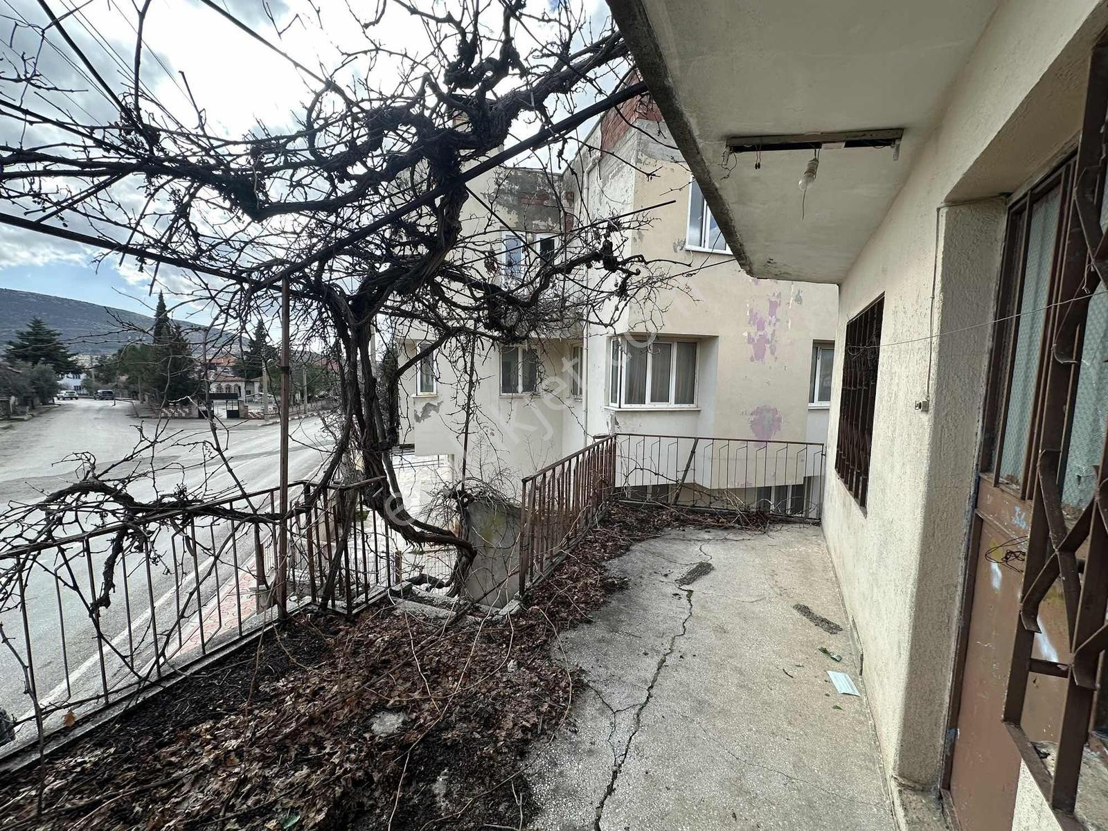 Çal Süller'de Cadde Üzeri 280m2 Arsa İçinde Müstakil Ev ! - Görsel 8