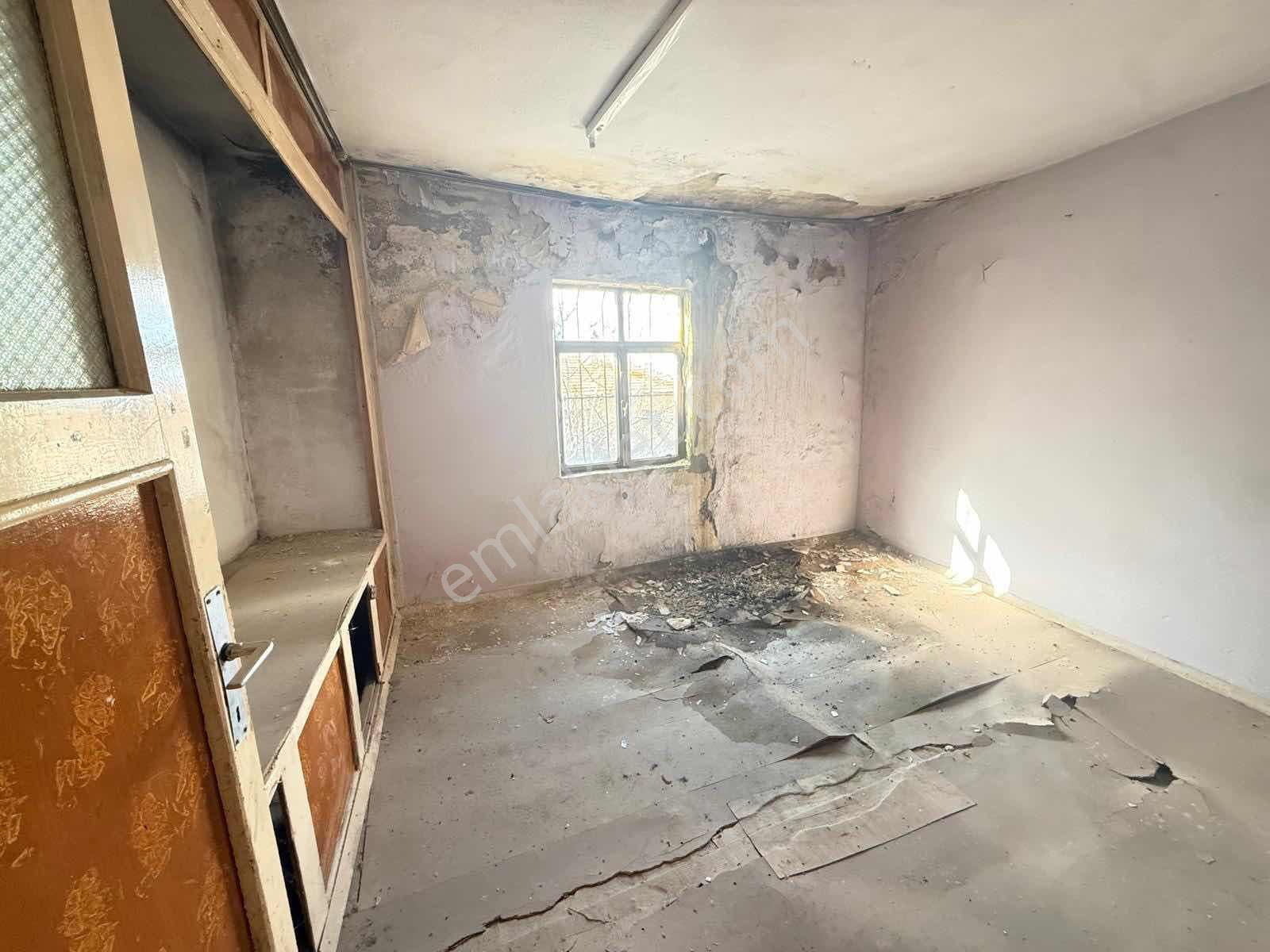 Çal Süller'de Cadde Üzeri 280m2 Arsa İçinde Müstakil Ev ! - Görsel 7