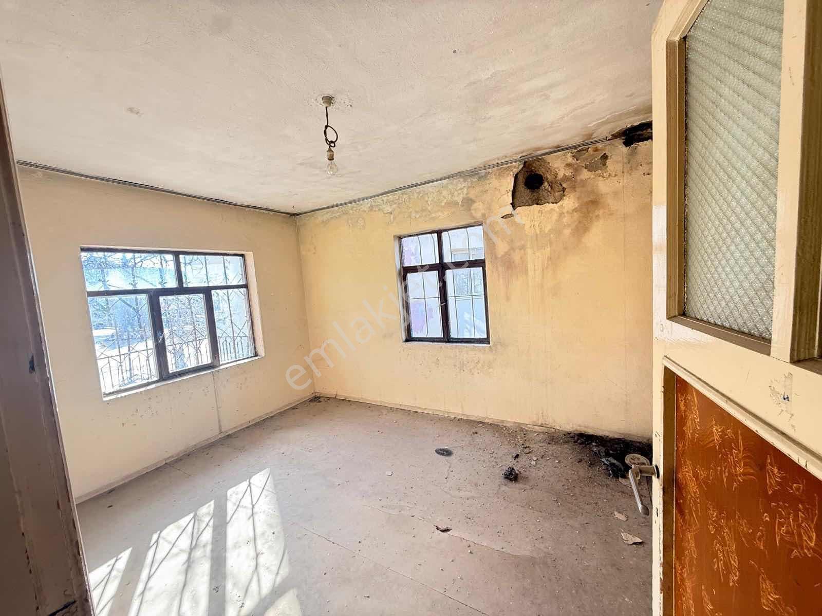 Çal Süller'de Cadde Üzeri 280m2 Arsa İçinde Müstakil Ev ! - Görsel 12