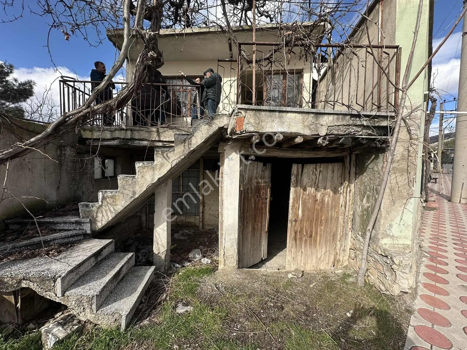 Çal Süller'de Cadde Üzeri 280m2 Arsa İçinde Müstakil Ev !