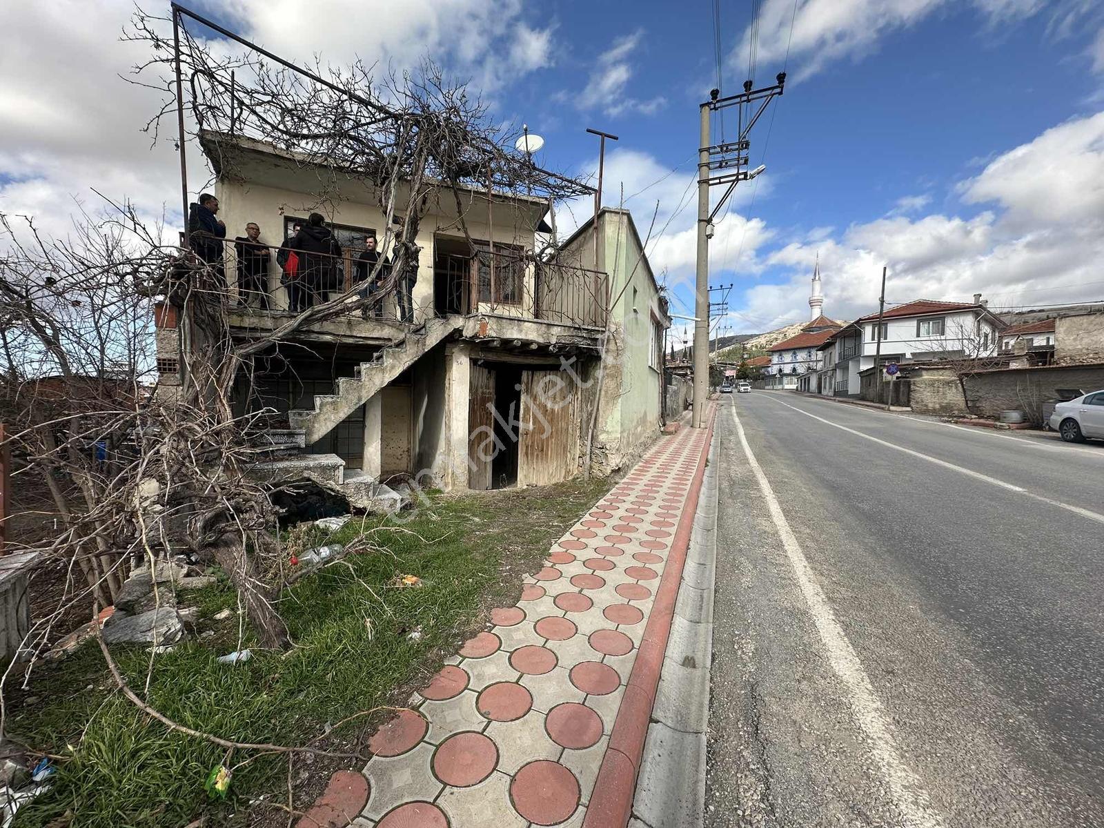 Çal Süller'de Cadde Üzeri 280m2 Arsa İçinde Müstakil Ev ! - Görsel 6